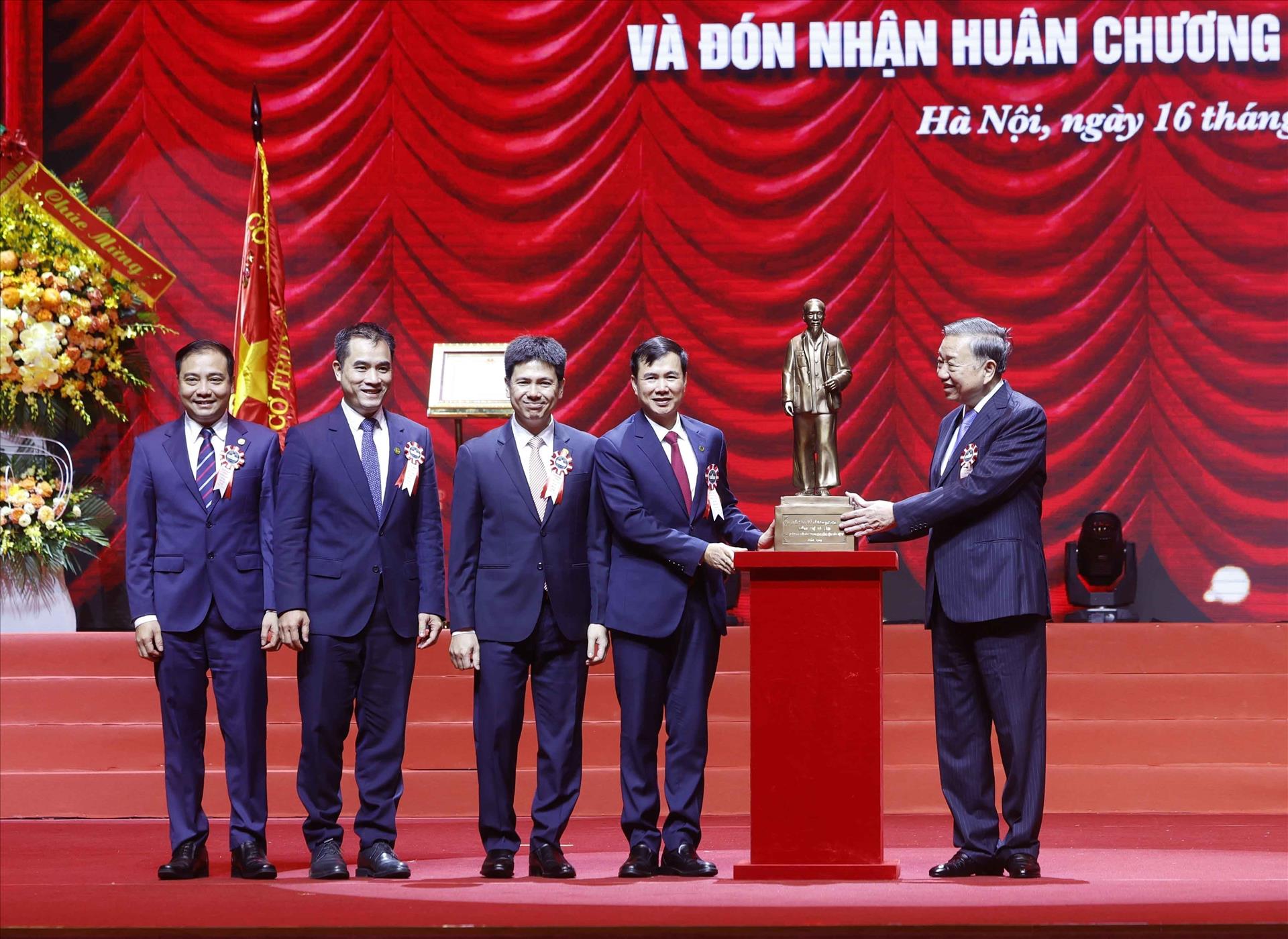 Top Vietnamese leaders vision puts scientists at core of growth drive