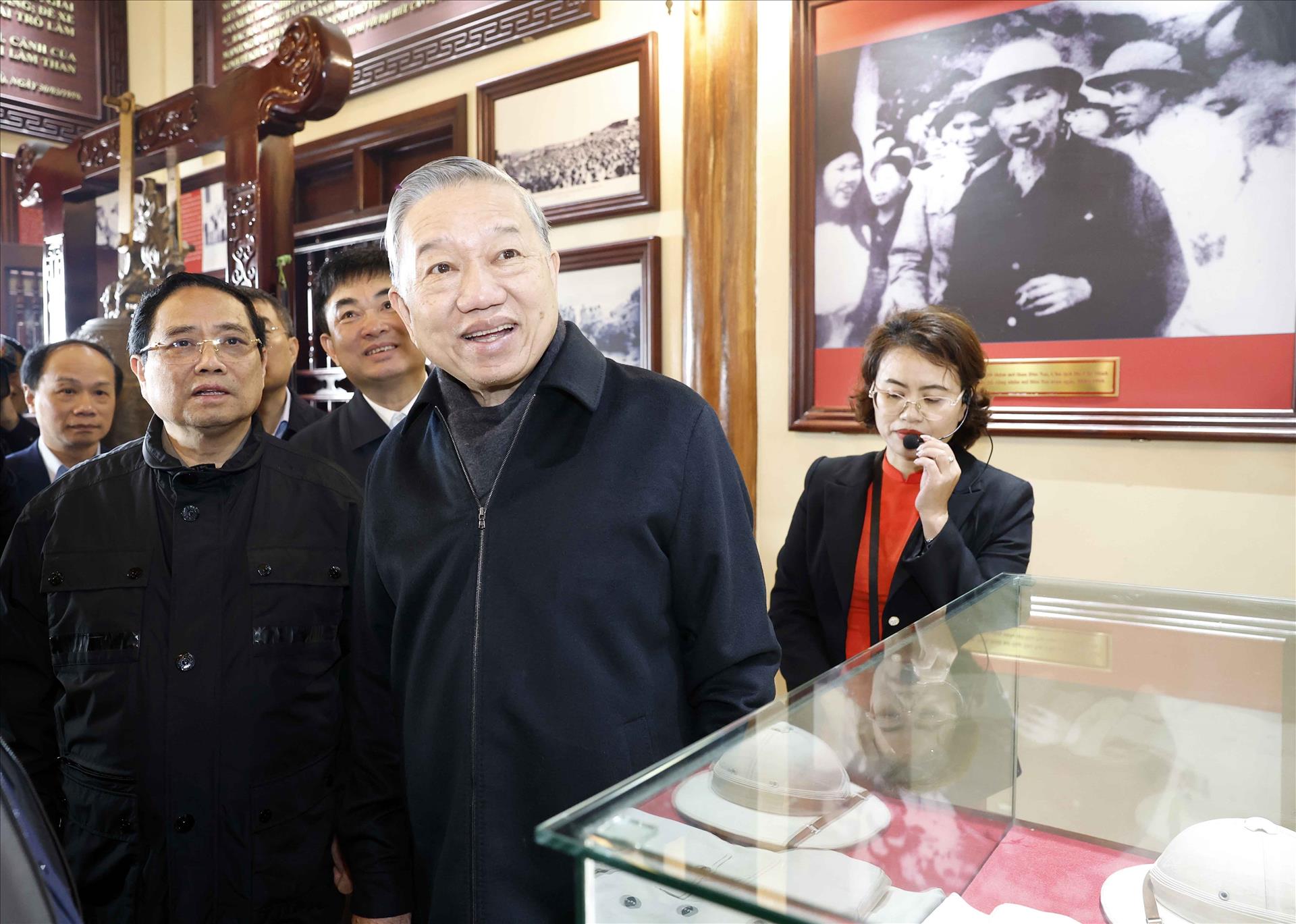 Ánh sáng Hồ Chí Minh soi đường cho chúng ta đi 