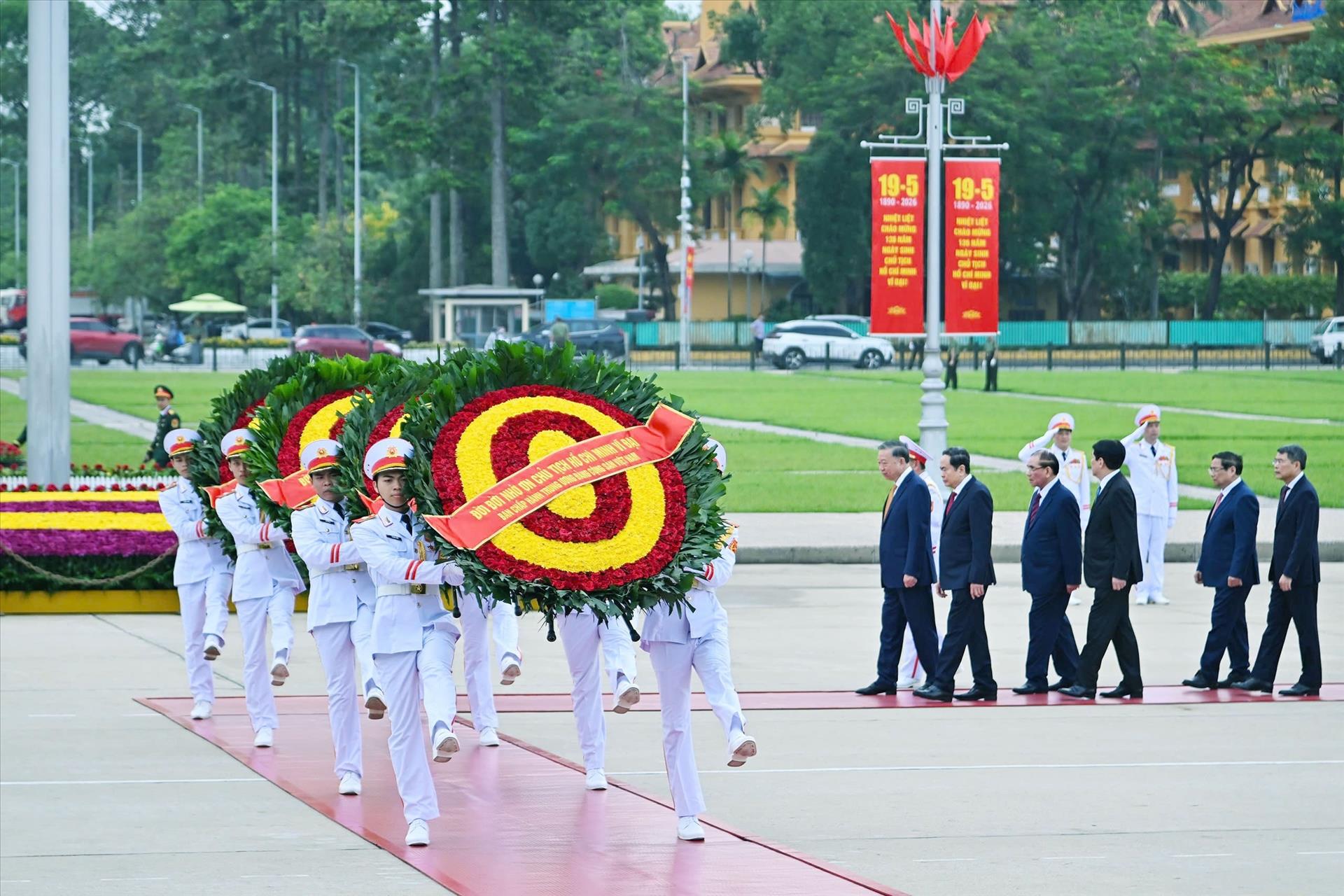 136-летие со дня рождения Президента Хо Ши Мина: Руководители Партии и Государства возложили венки и почтили память Президента Хо Ши Мина