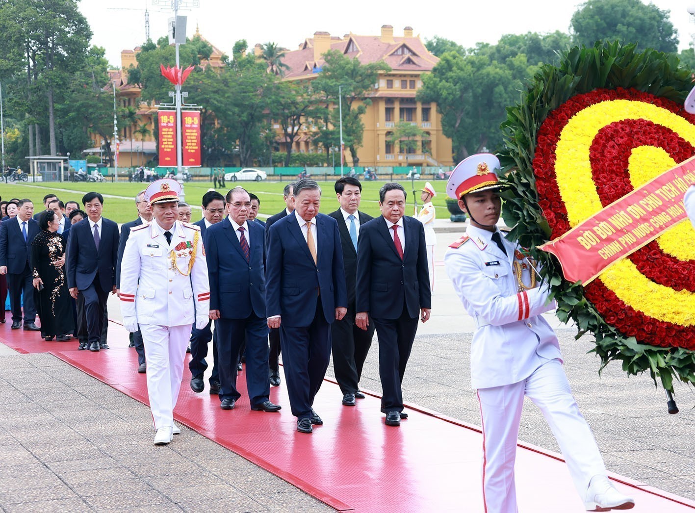 Kỷ niệm 136 năm Ngày sinh Chủ tịch Hồ Chí Minh: Lãnh đạo Đảng, Nhà nước vào Lăng viếng Bác