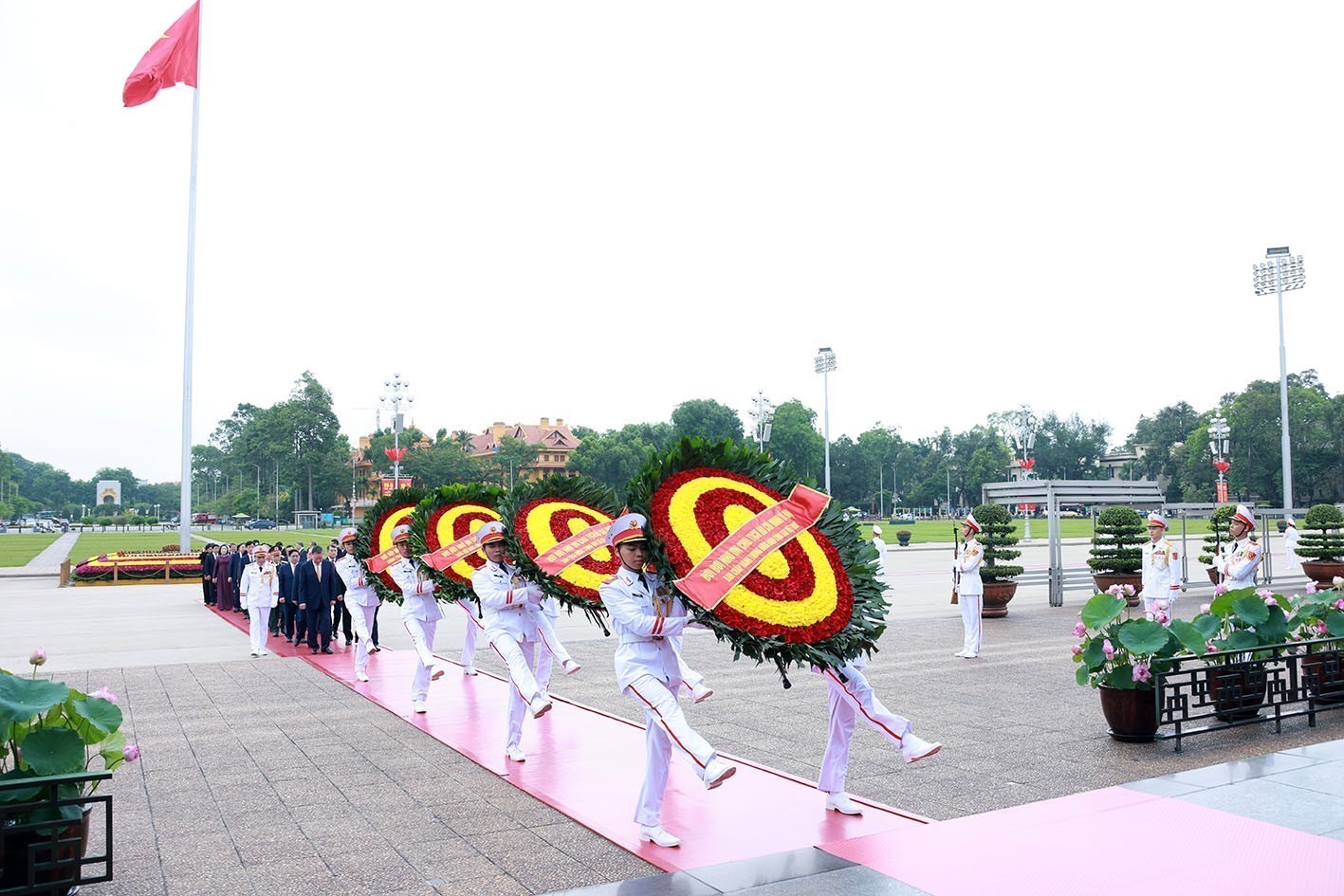 Vietnamese leaders pay tribute to President Ho Chi Minh on 136th birth anniversary