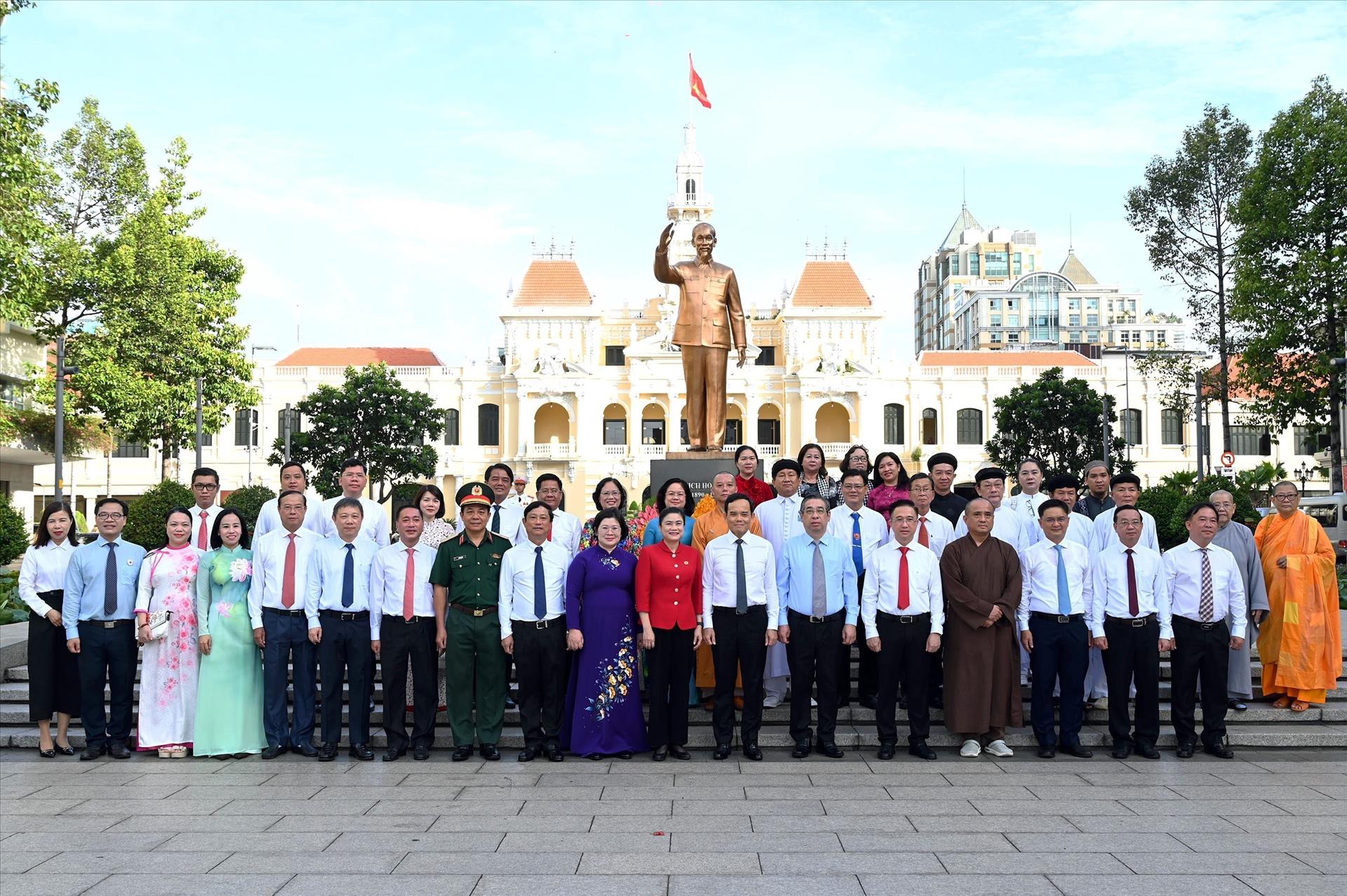 Lãnh đạo Thành phố Hồ Chí Minh dâng hương tưởng niệm Chủ tịch Hồ Chí Minh