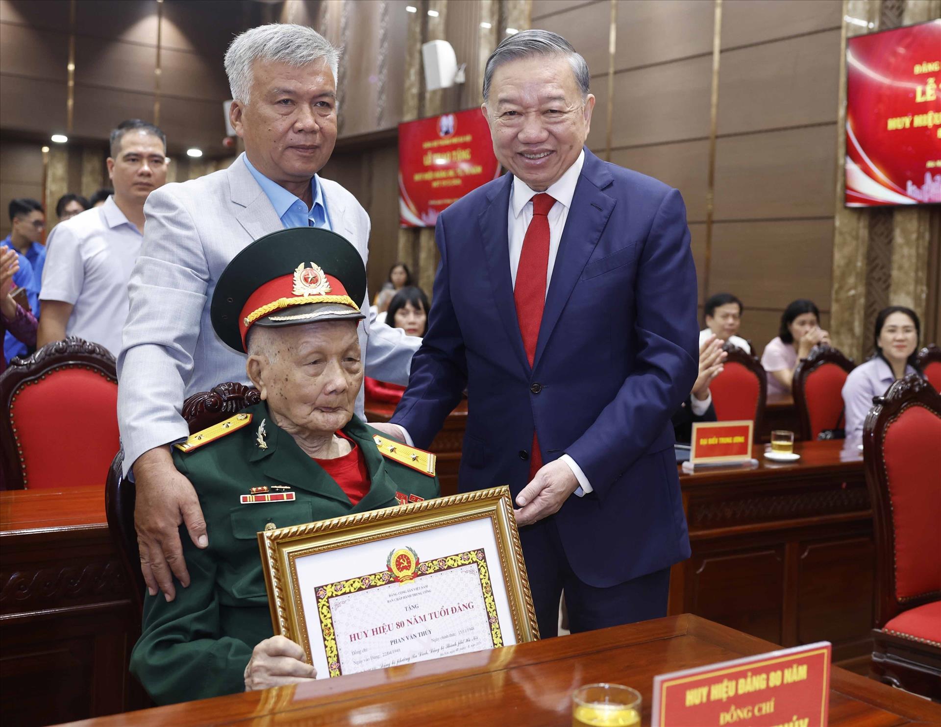 Tổng Bí thư, Chủ tịch nước Tô Lâm dự Lễ trao tặng Huy hiệu Đảng tại Đảng bộ thành phố Hà Nội