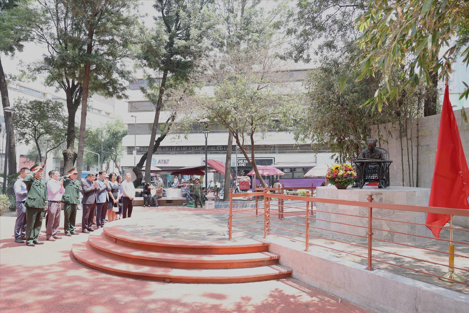 136 năm Ngày sinh Chủ tịch Hồ Chí Minh: Hình ảnh Bác sống mãi giữa lòng thủ đô Mexico City