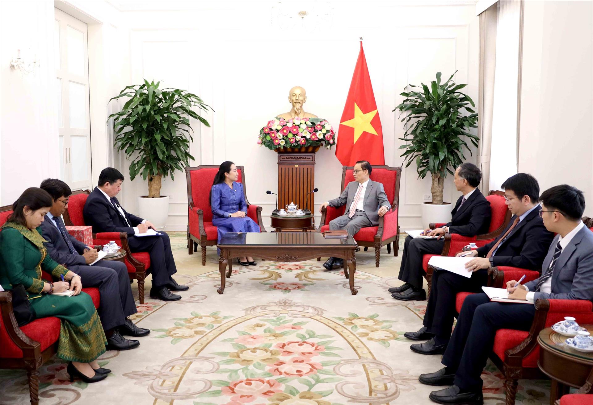Việt Nam luôn ưu tiên thúc đẩy quan hệ đoàn kết, gắn bó, hữu nghị với Campuchia