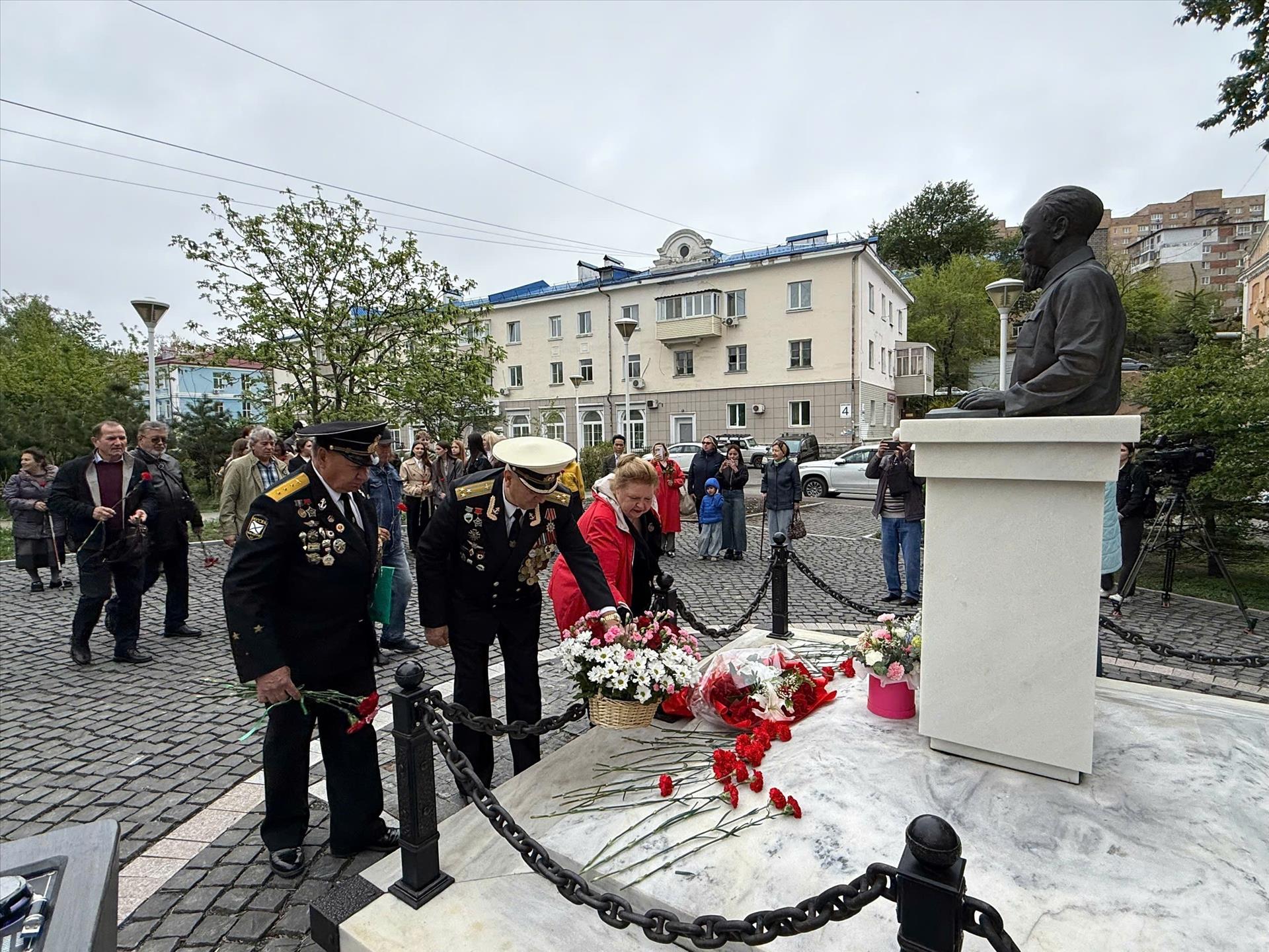 Flower tribute ceremony honours President Ho Chi Minh in Russia