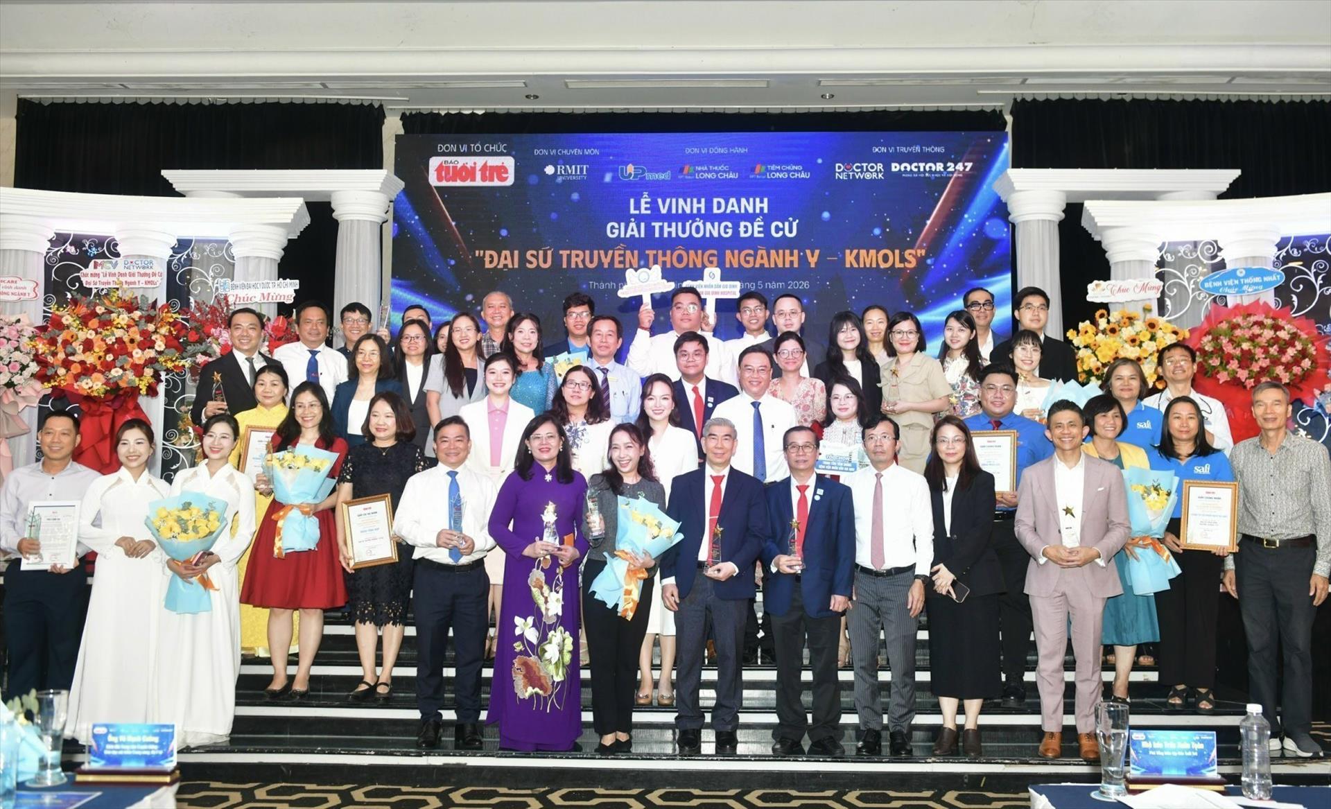 Vinh danh các bác sĩ, chuyên gia y tế ngăn chặn tin giả, tin sai lệch trên môi trường số
