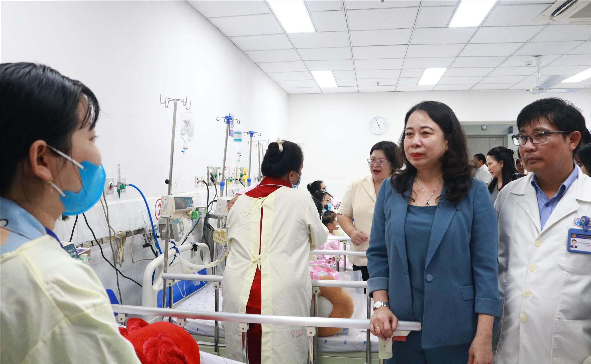 Phó Chủ tịch nước Võ Thị Ánh Xuân thăm, tặng quà cho bệnh nhi tại Thành phố Hồ Chí Minh