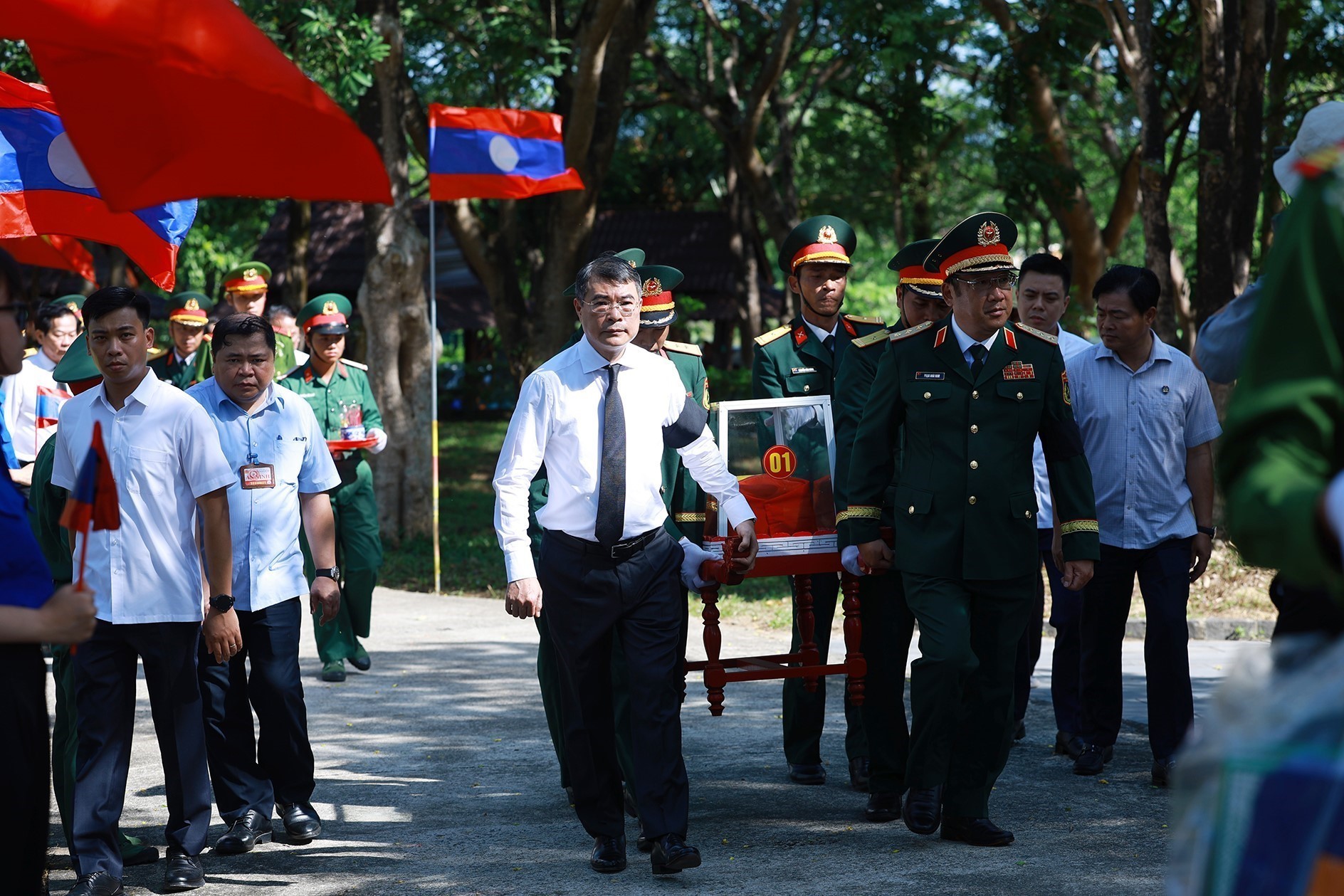 Le Premier ministre Le Minh Hung assiste à une cérémonie dhommage et dinhumation de martyrs à Quang Tri