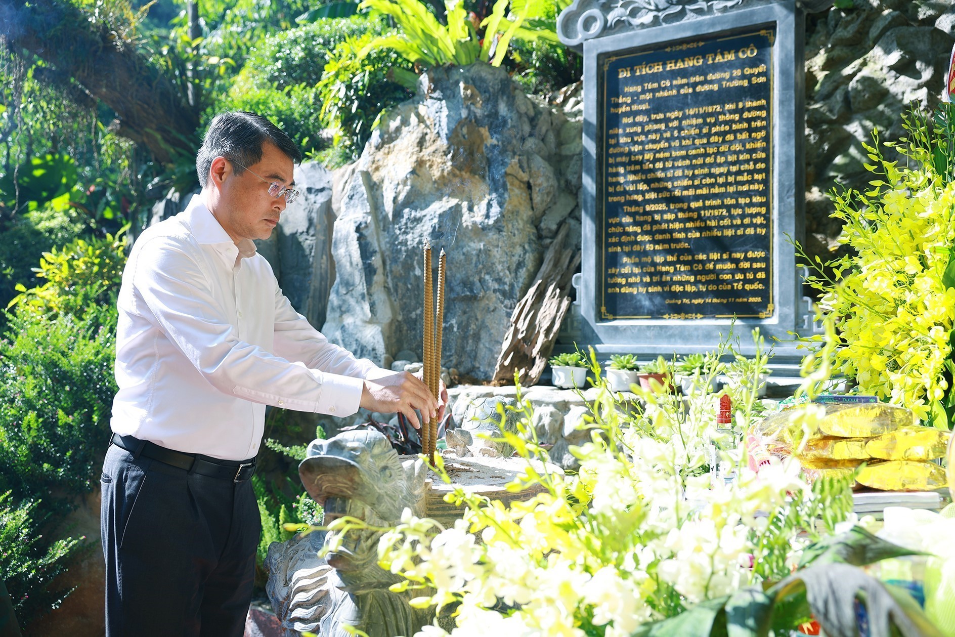 Thủ tướng Lê Minh Hưng tri ân các anh hùng liệt sĩ tại tỉnh Quảng Trị