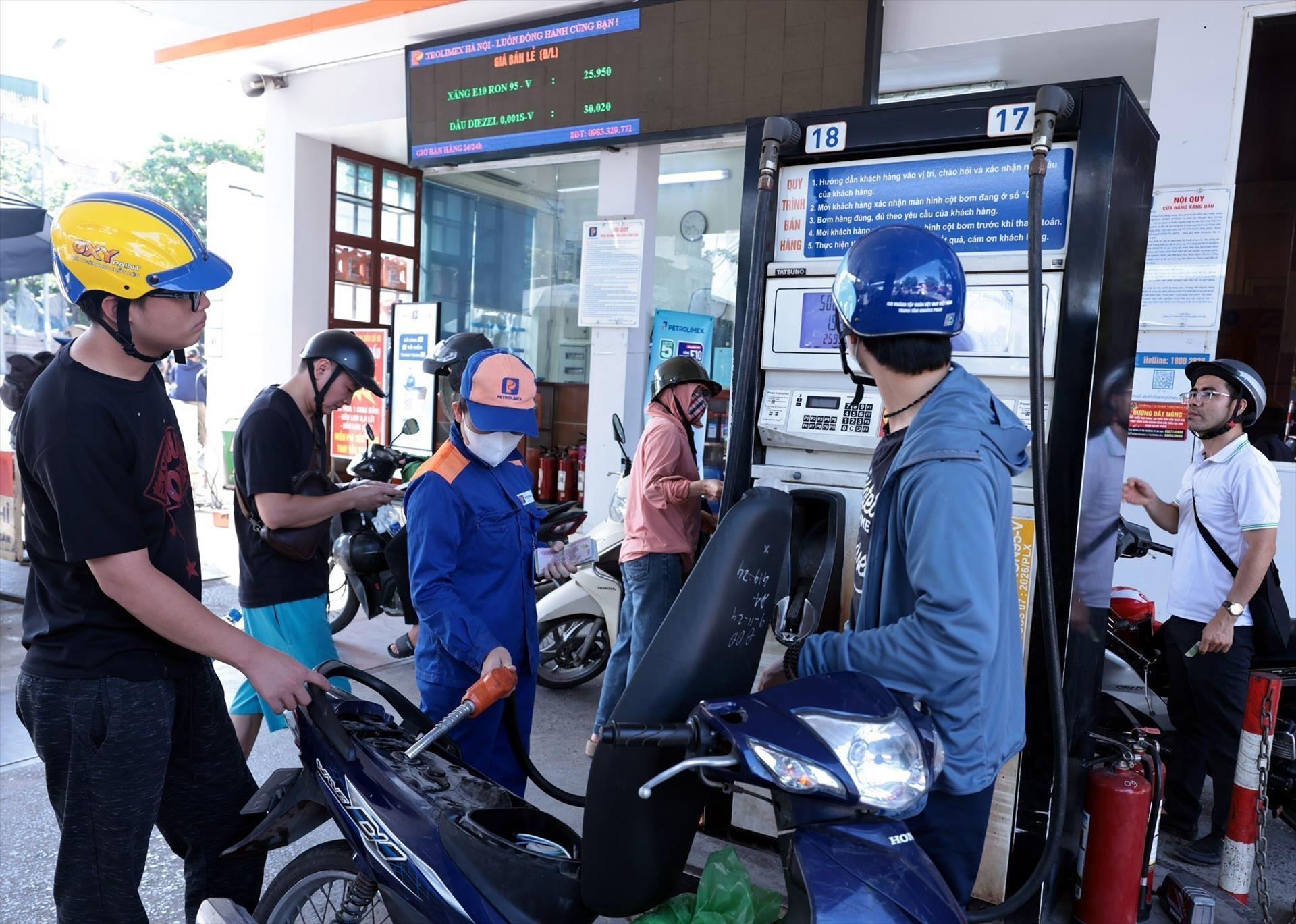 Petrolimex tiên phong chuyển sang bán xăng sinh học E10