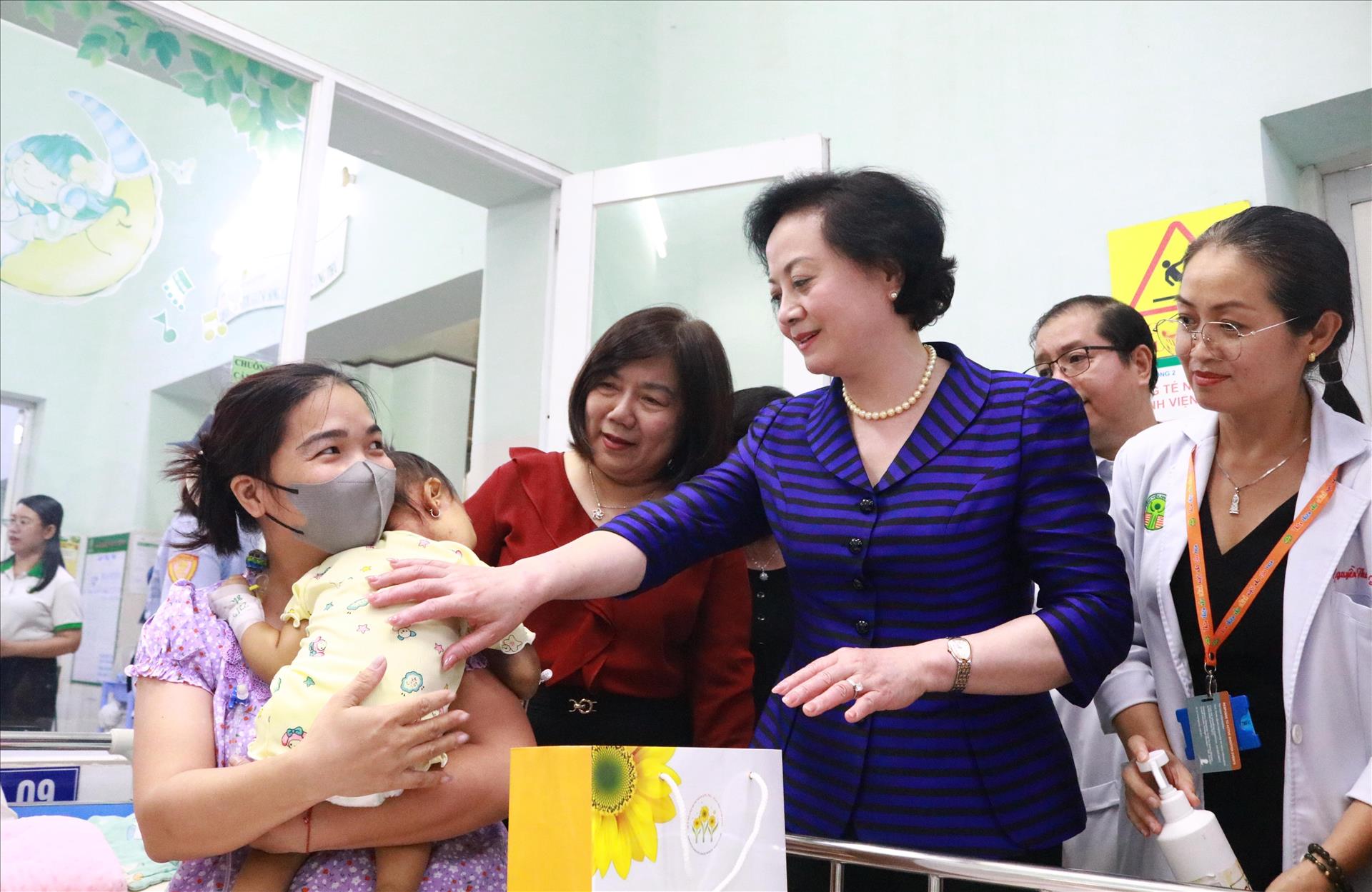 Hơn 2.200 tỷ đồng ủng hộ Quỹ Ngày mai tươi sáng hỗ trợ bệnh nhân ung thư nghèo