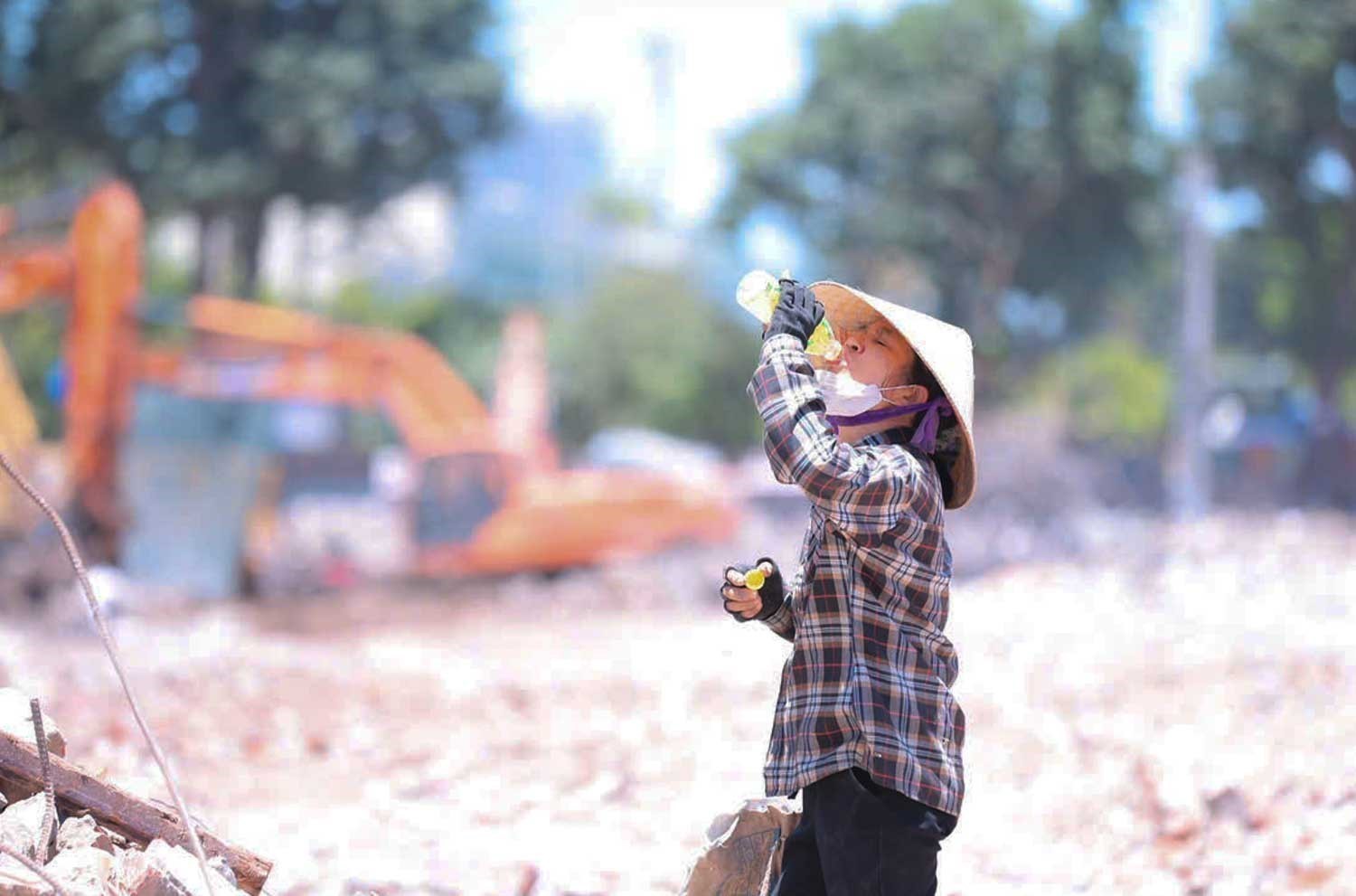 Nhịp sống Hà Nội dưới nắng nóng gay gắt