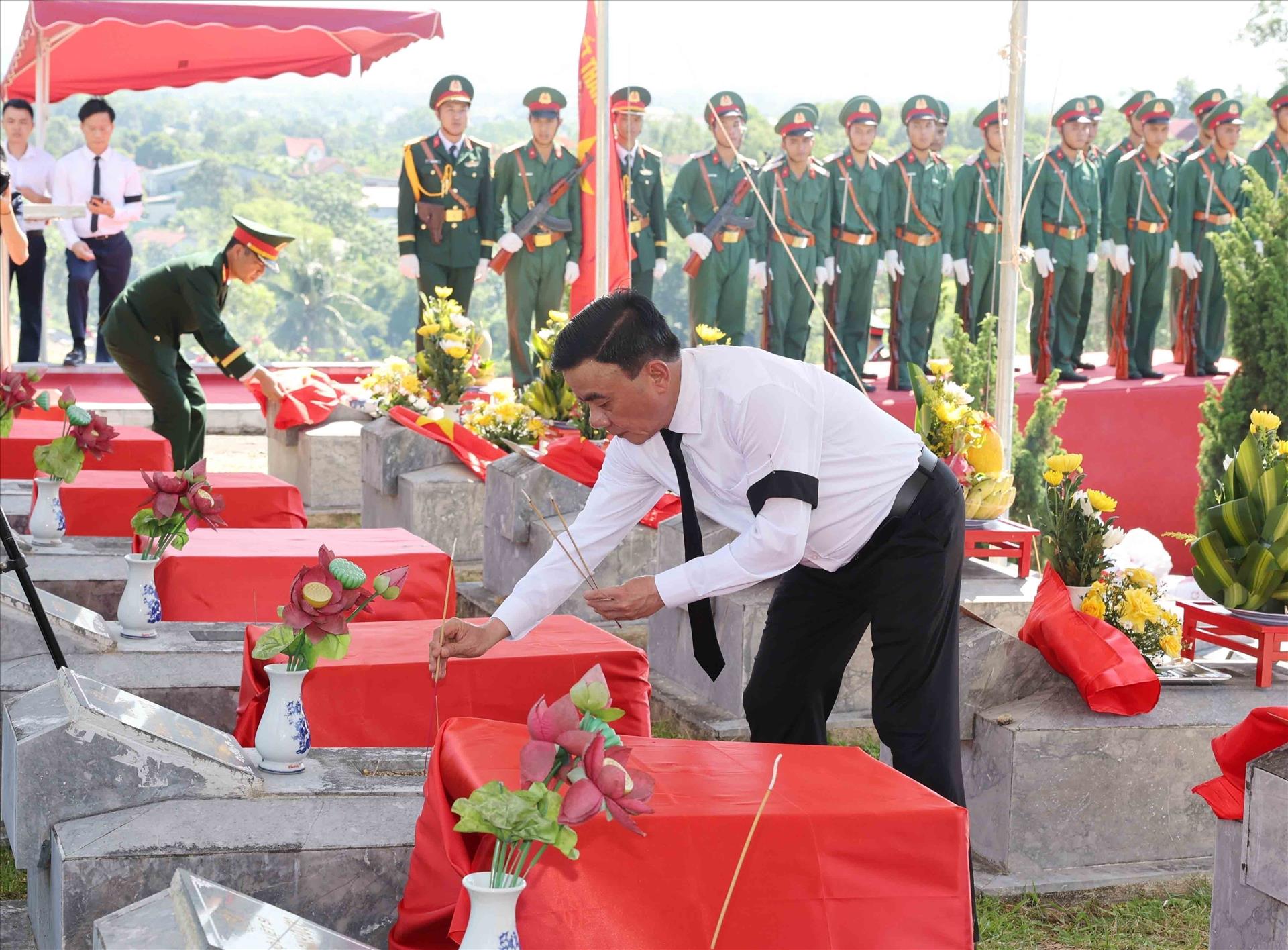 Senior Party official attends reburial ceremony for Vietnamese martyrs in Ha Tinh