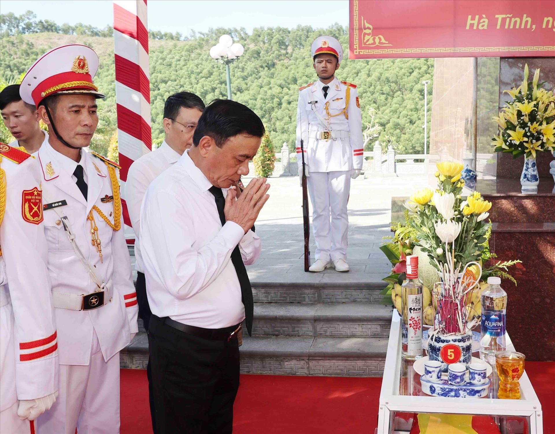 Hommage et inhumation de martyrs à Ha Tinh
