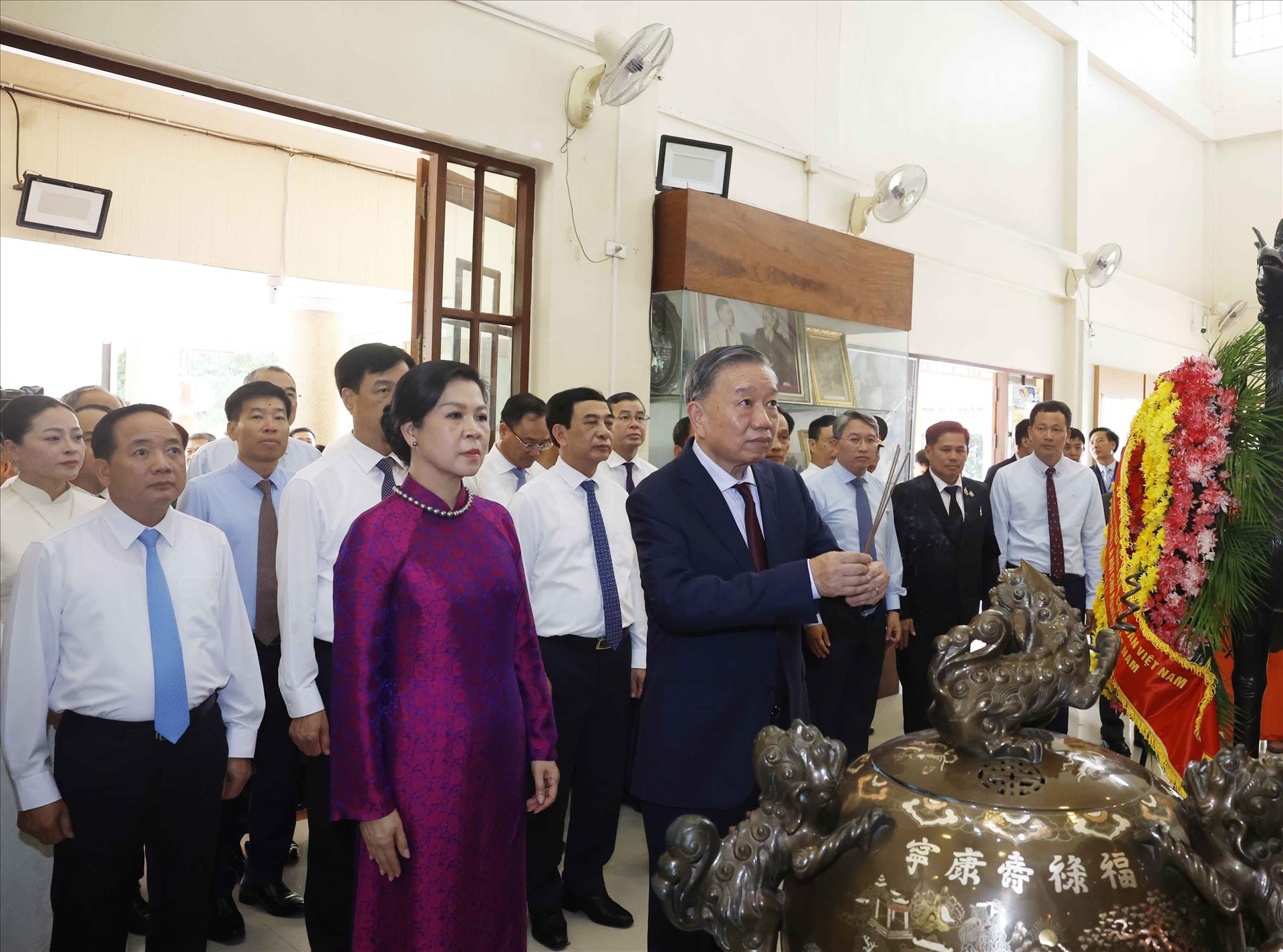 Tổng Bí thư, Chủ tịch nước Tô Lâm dâng hương tưởng niệm Chủ tịch Hồ Chí Minh tại Thái Lan