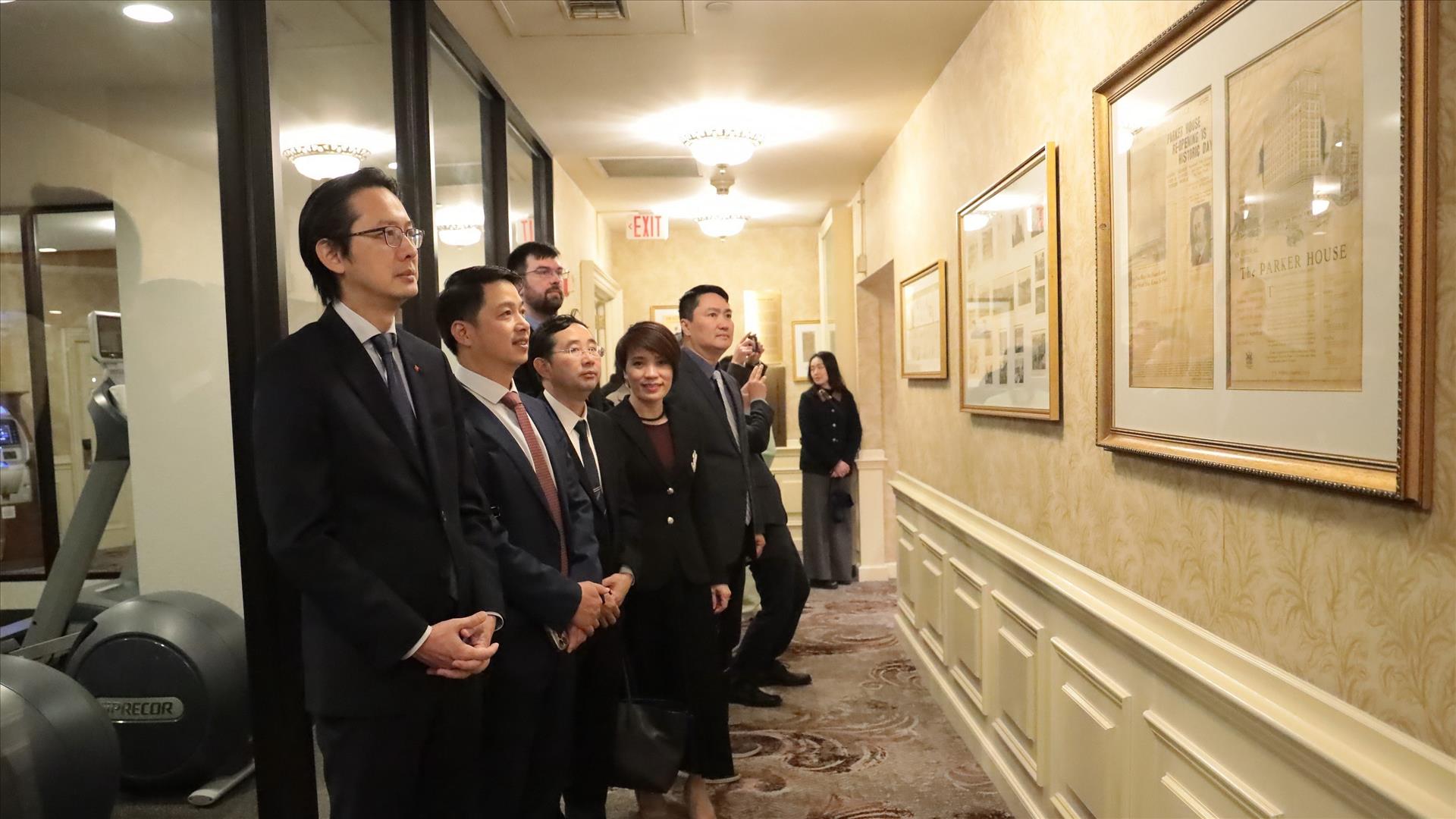 Vietnamese diplomats, expatriates visit late President Ho Chi Minhs workplace in Boston