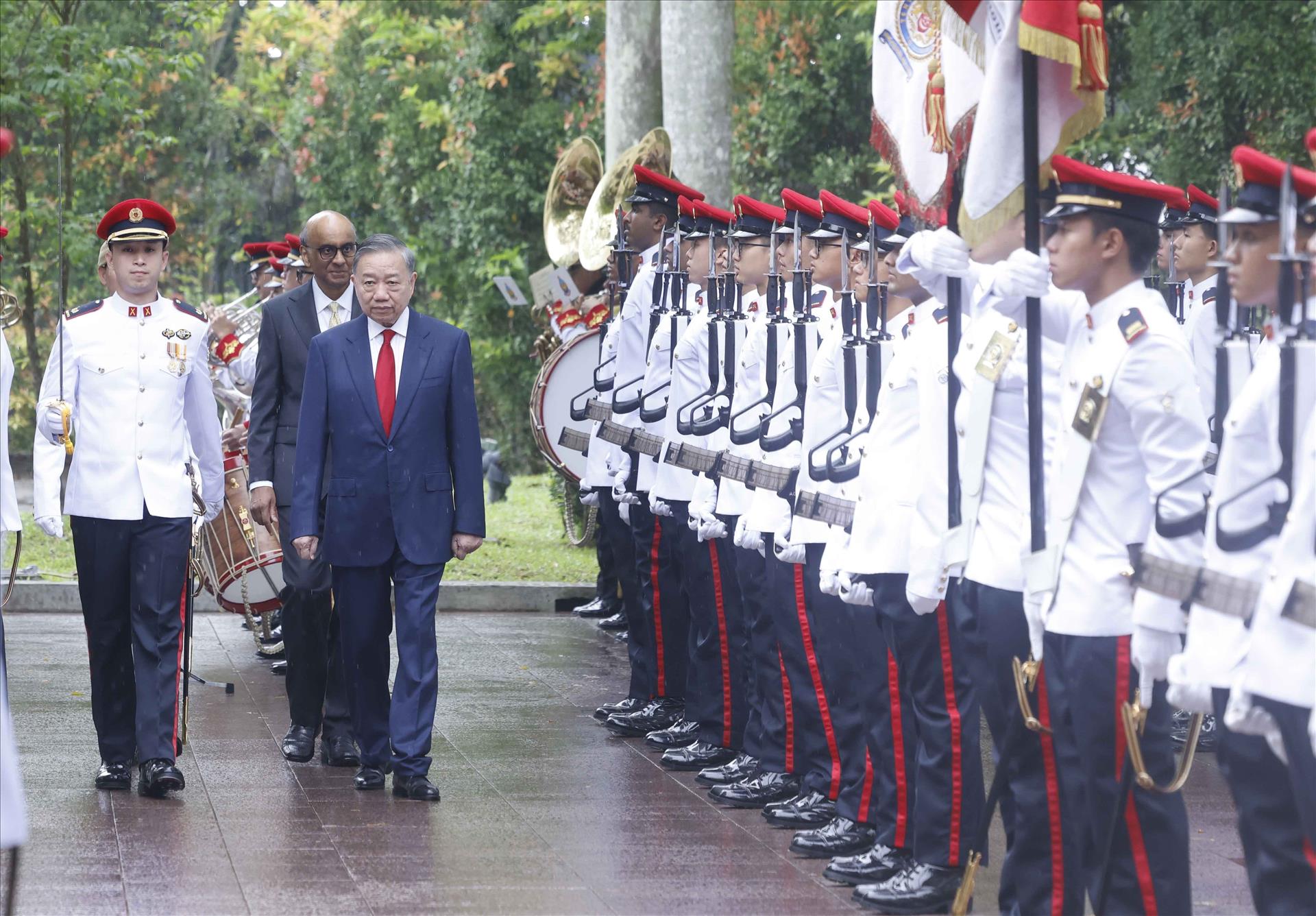 Cérémonie daccueil officielle du dirigeant To Lam à Singapour