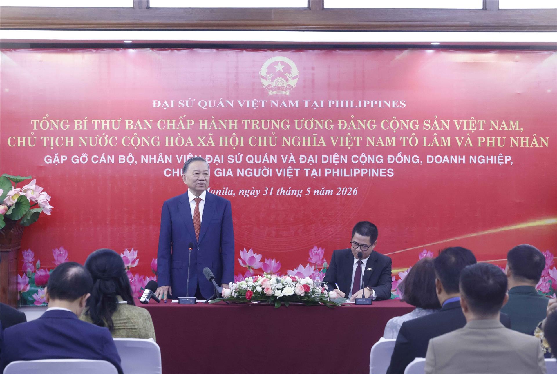 Tổng Bí thư, Chủ tịch nước Tô Lâm gặp gỡ cán bộ, nhân viên Đại sứ quán, đại diện cộng đồng người Việt Nam tại Philippines