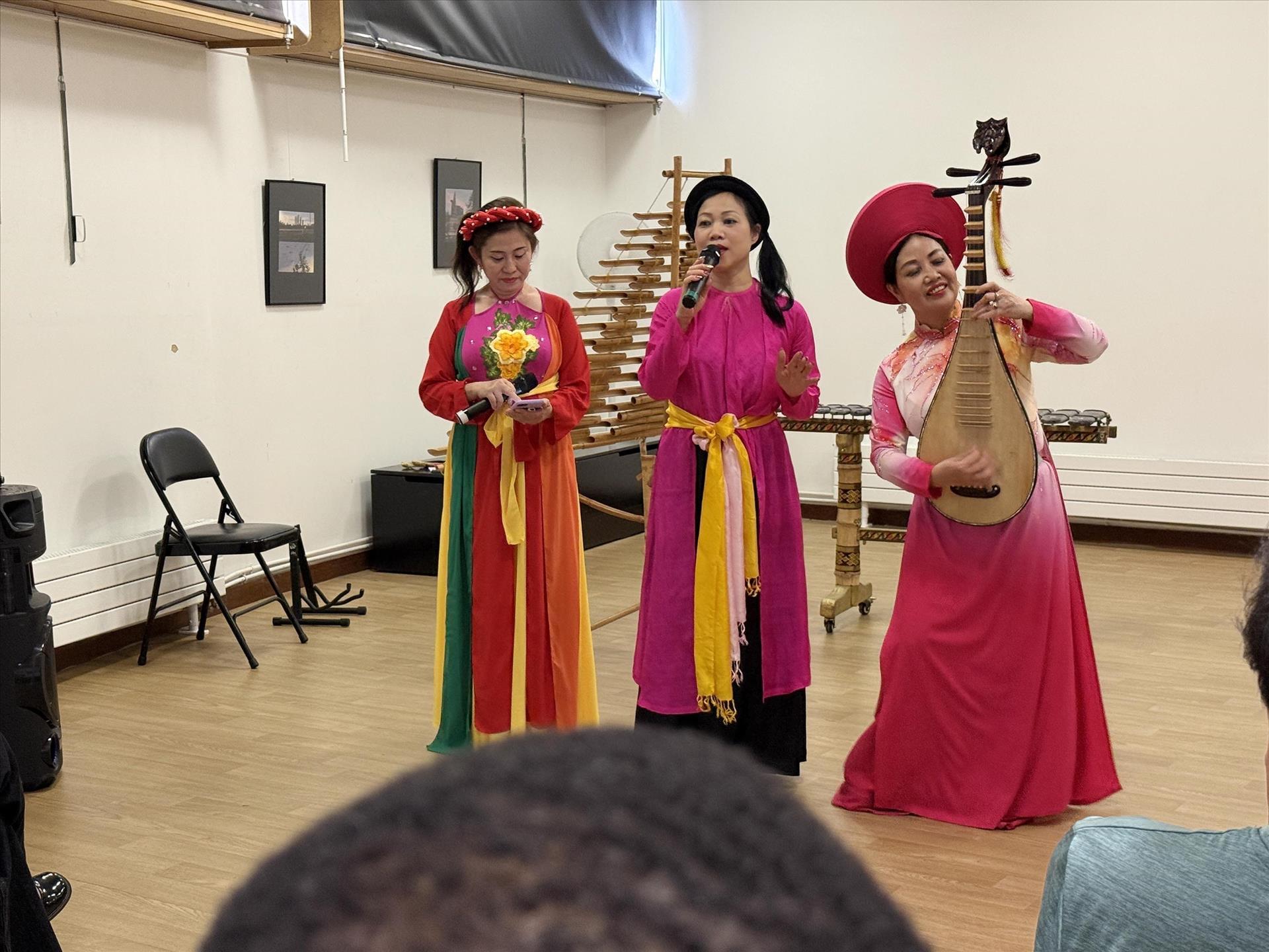 La música y los instrumentos tradicionales de Vietnam cautivan al público francés