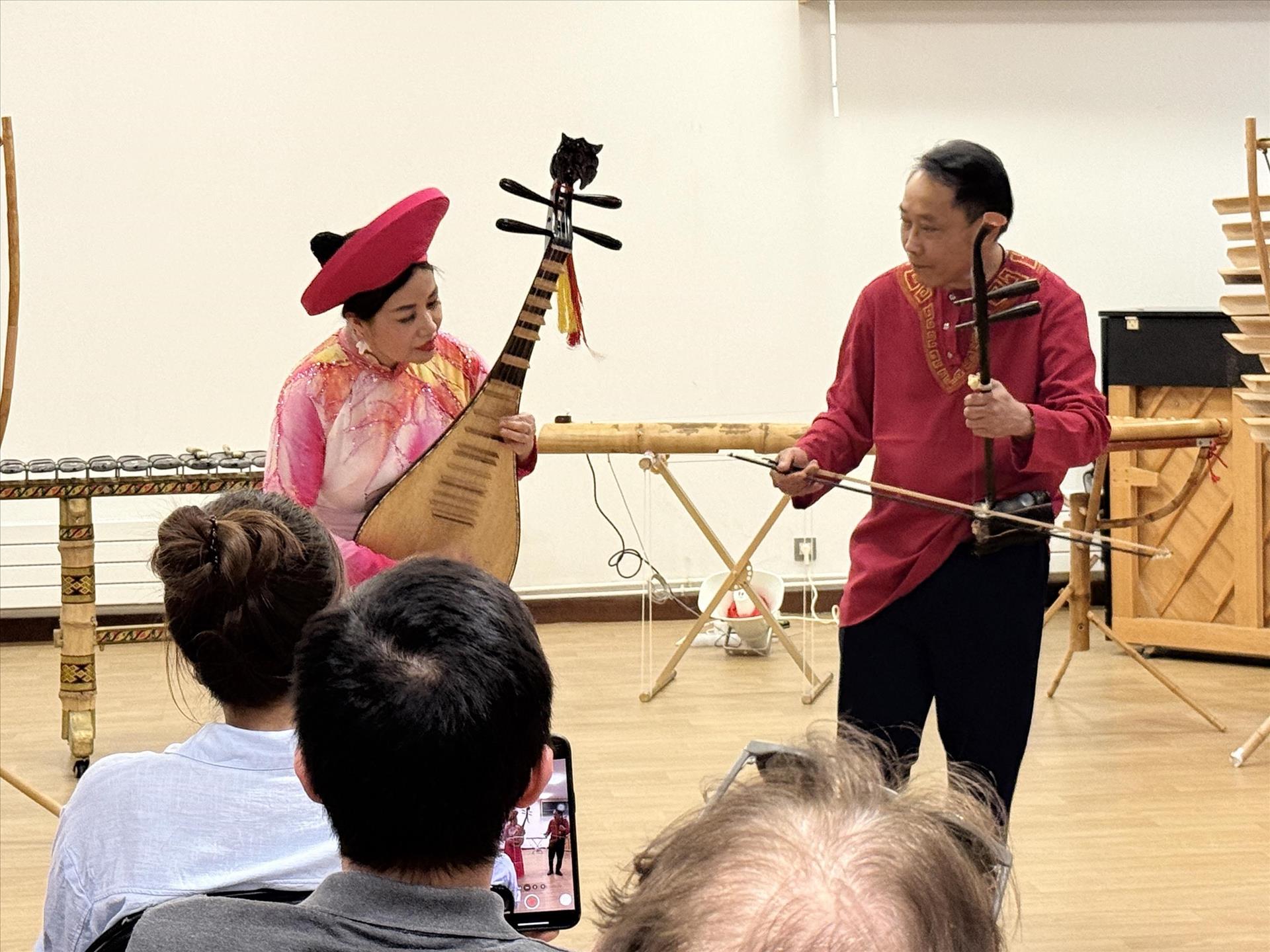 La musique traditionnelle vietnamienne à la rencontre du public français à Arcueil