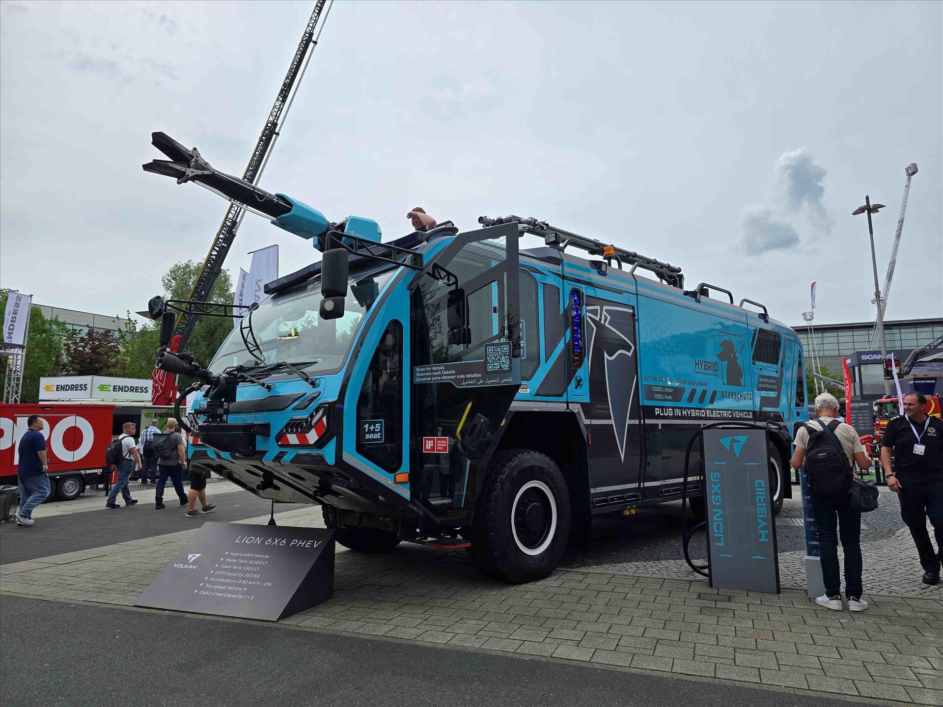 Vietnamese firm showcases technological capabilities at worlds leading firefighting, rescue exhibition