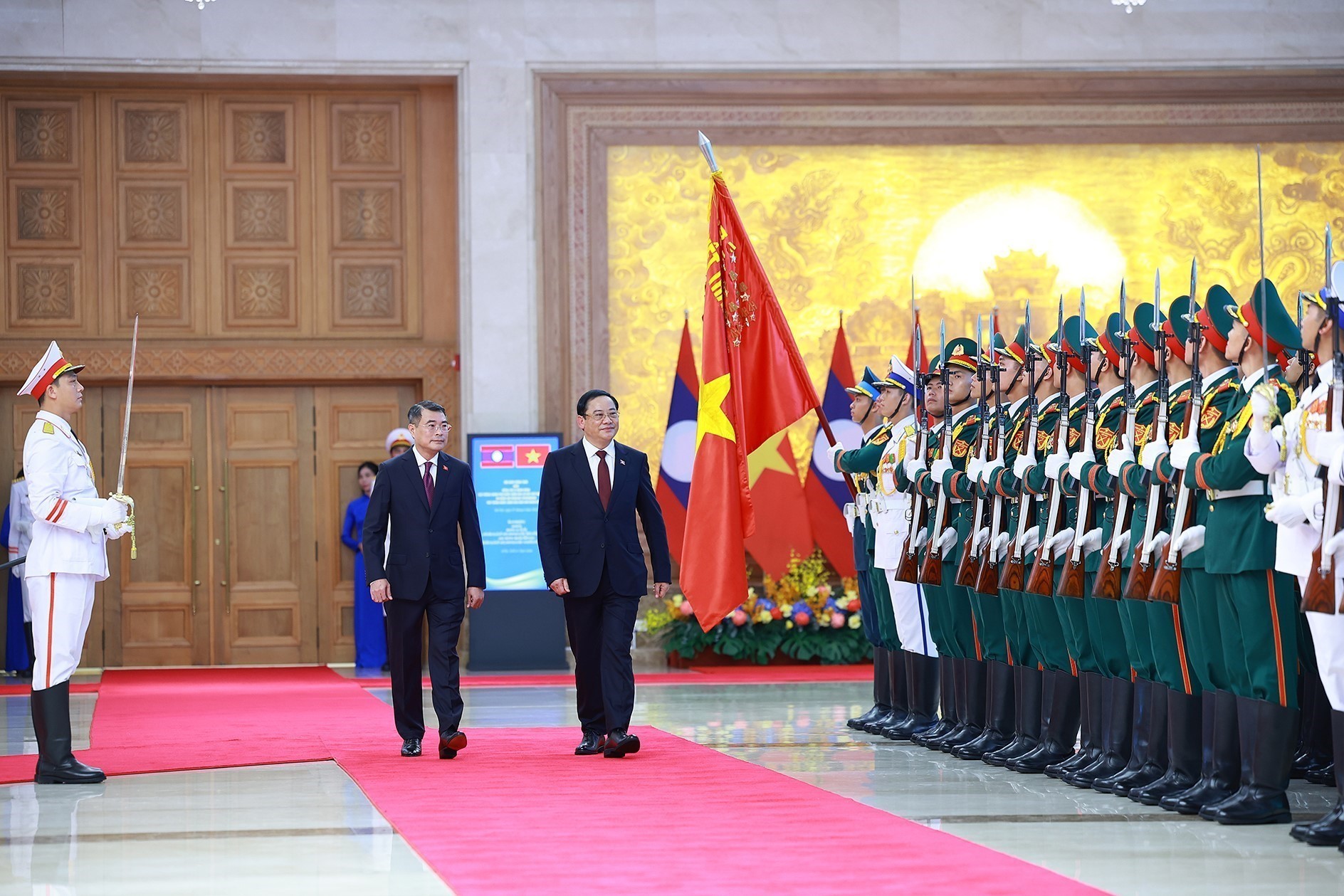 Le PM Lê Minh Hung préside la cérémonie officielle daccueil du chef du gouvernement lao