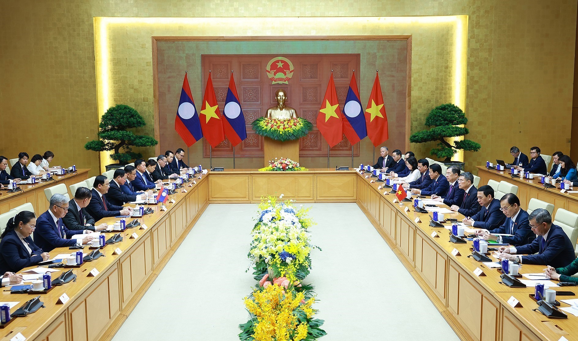 Primeros ministros de Vietnam y Laos sostienen conversaciones