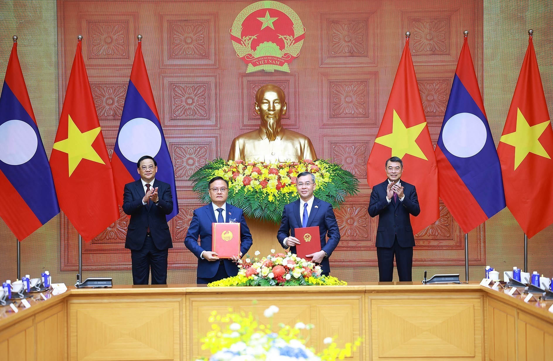 Vietnam y Laos cooperan para mejorar capacidad de gestión financiera