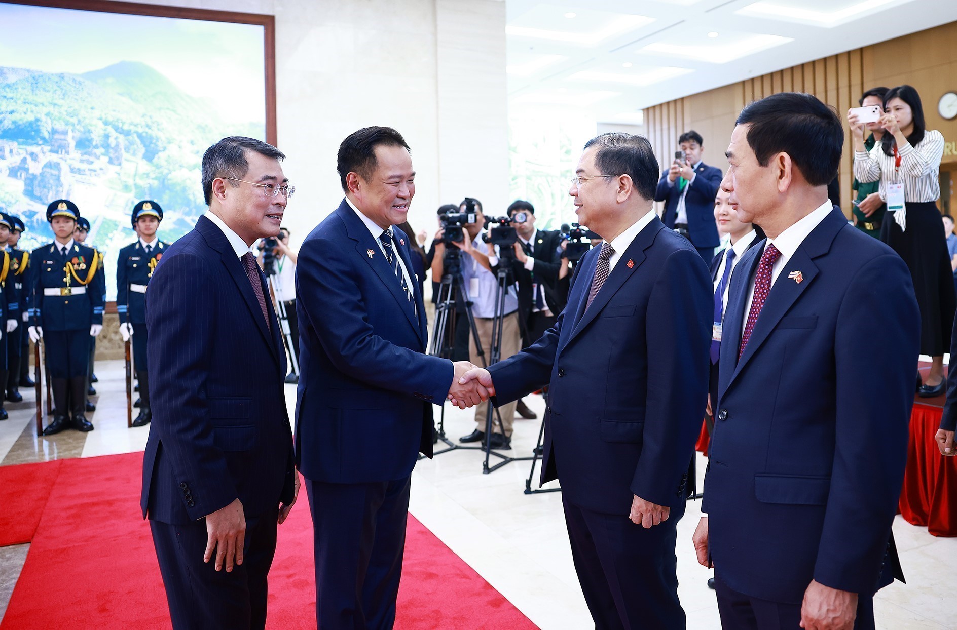 Thủ tướng Lê Minh Hưng chủ trì lễ đón trọng thể Thủ tướng Thái Lan