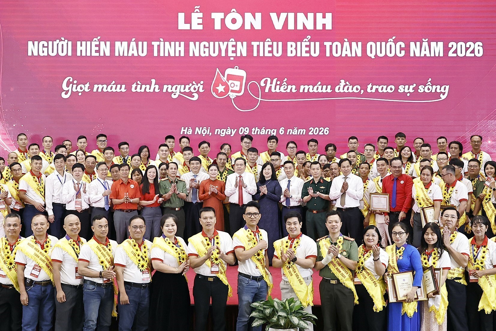លើកតម្កើងអ្នកបរិច្ចាគឈាមឆ្នើមចំនួន ១០០ នាក់ទូទាំងប្រទេស