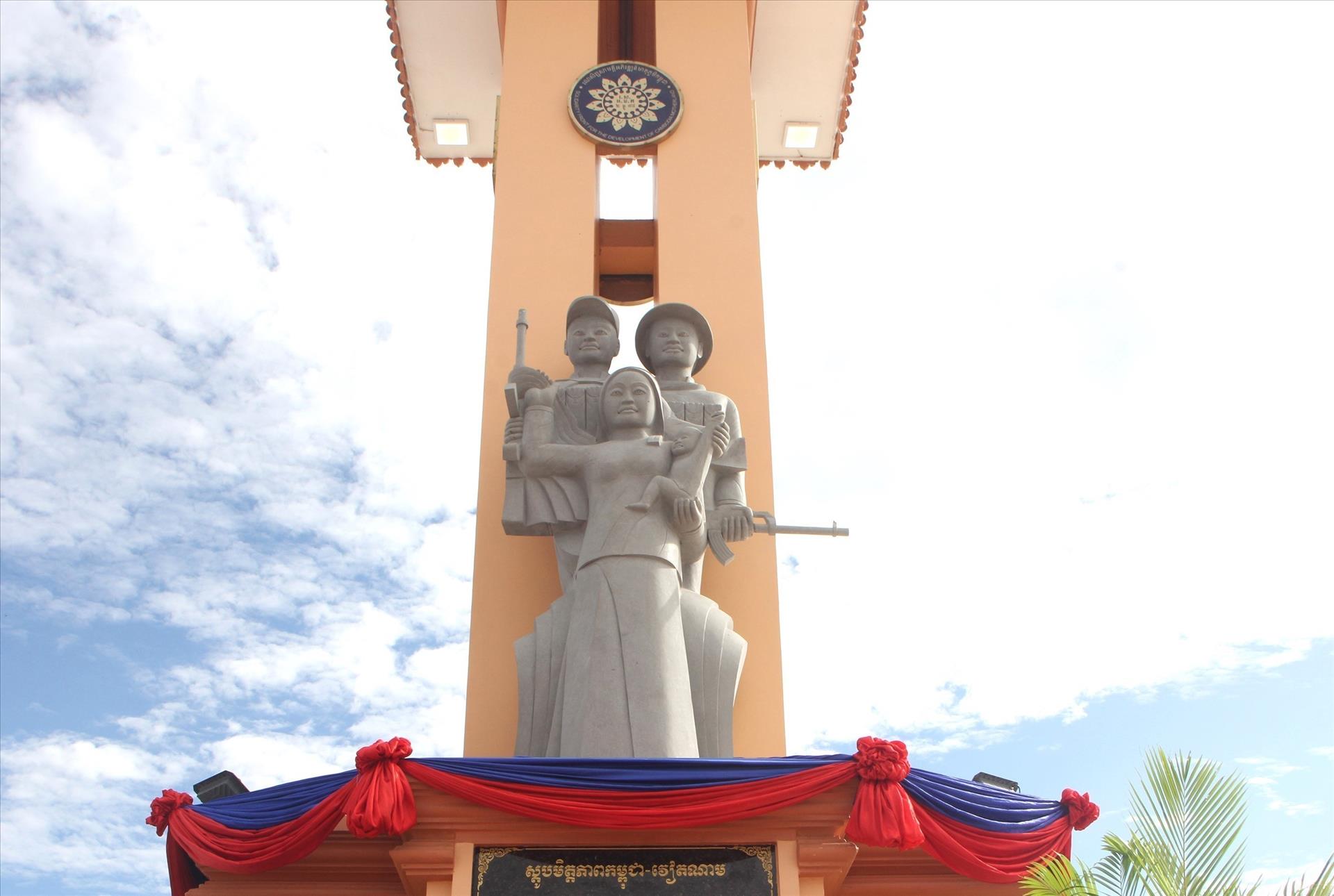 ពិធីសម្ពោធស្តូបមិត្តភាពវៀតណាម-កម្ពុជា នៅខេត្តពោធិ៍សាត់