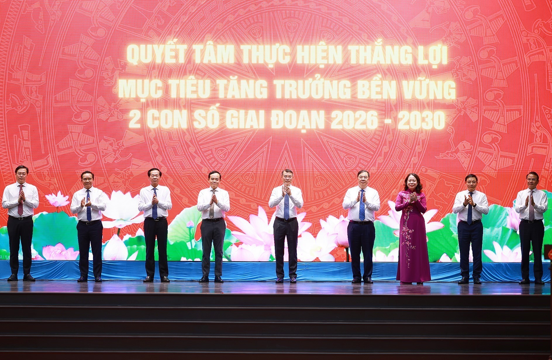 នាយករដ្ឋមន្ត្រីលោក ឡេ មិញ ហ៊ឹង៖ ប្តេជ្ញាចិត្តសម្រេចគោលដៅកំណើនពីរខ្ទង់ប្រកបដោយចីរភាព
