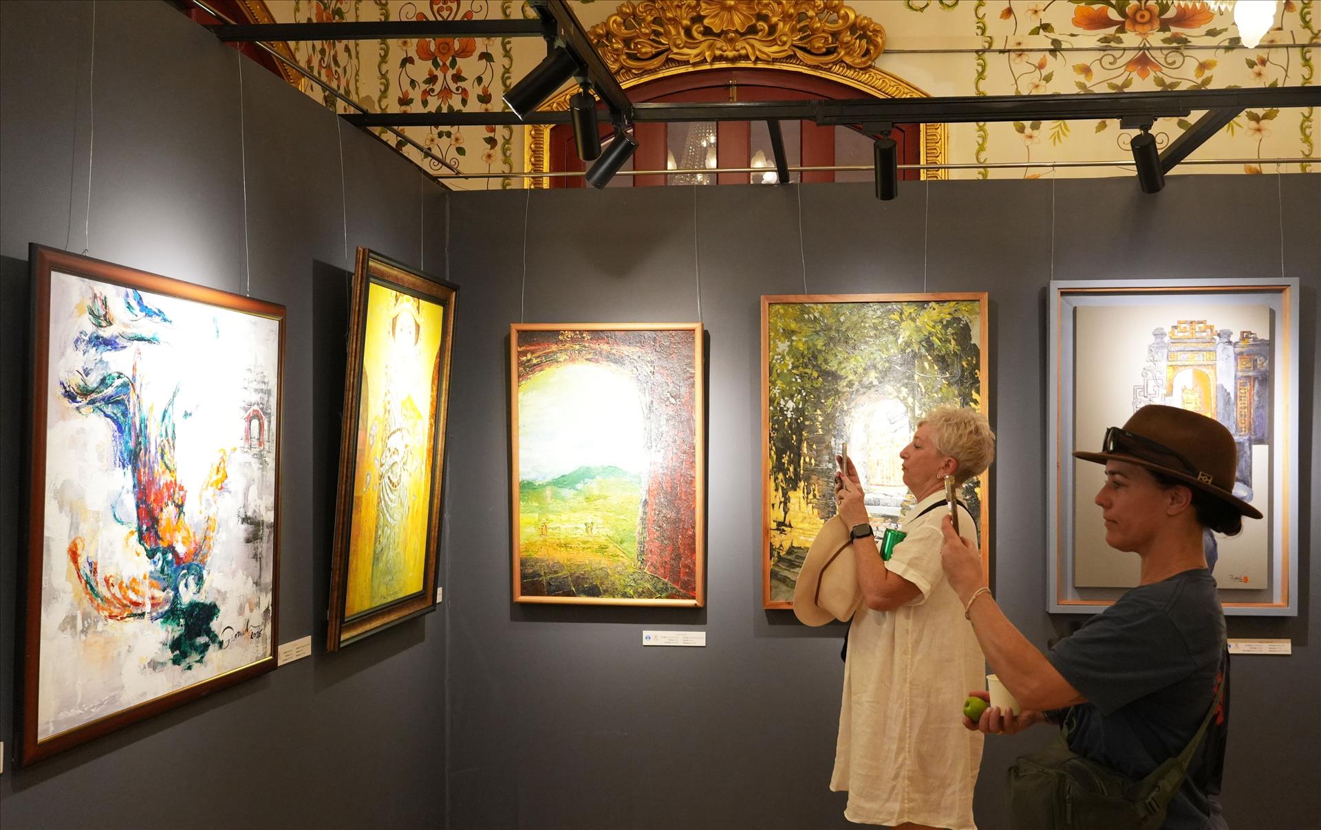 Hue photo exhibition revisits memories of Vietnam through the lens of French photographers