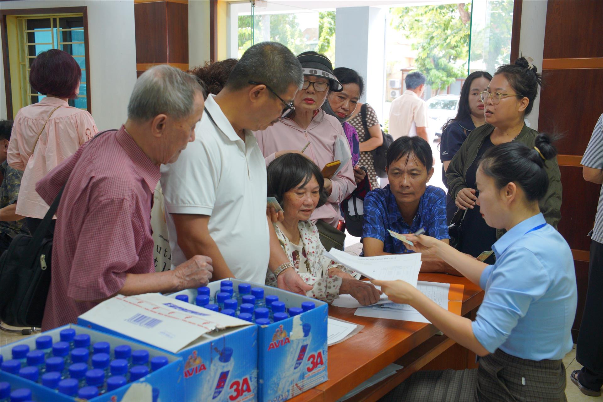 Người dân Hà Nội giao đất xây cầu qua sông Hồng nhận sổ đỏ tái định cư