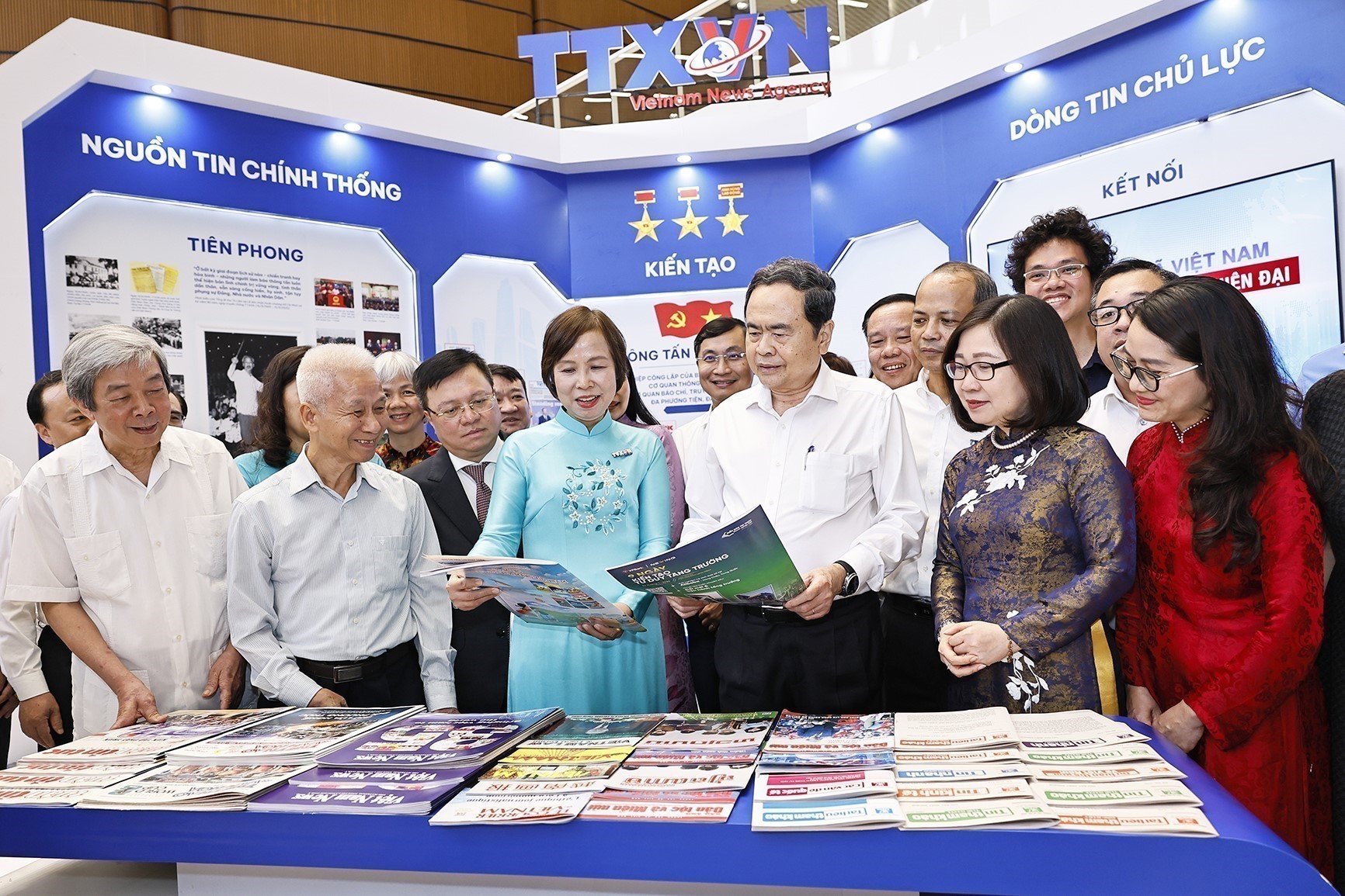 Top legislator visits exhibition booths at National Press Festival 2026