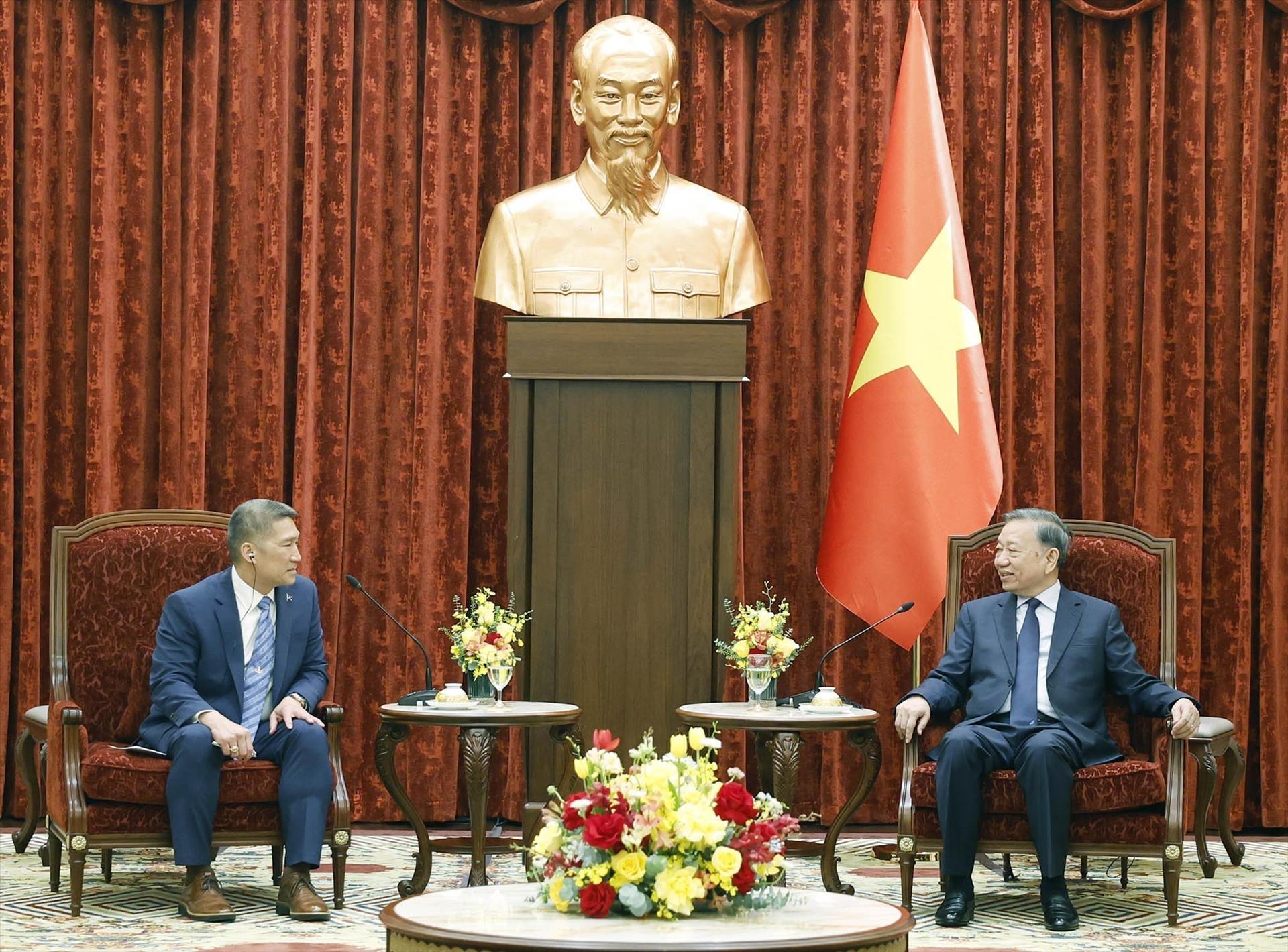Le dirigeant To Lam reçoit le sous-secrétaire à la Marine des États-Unis, Hung Cao