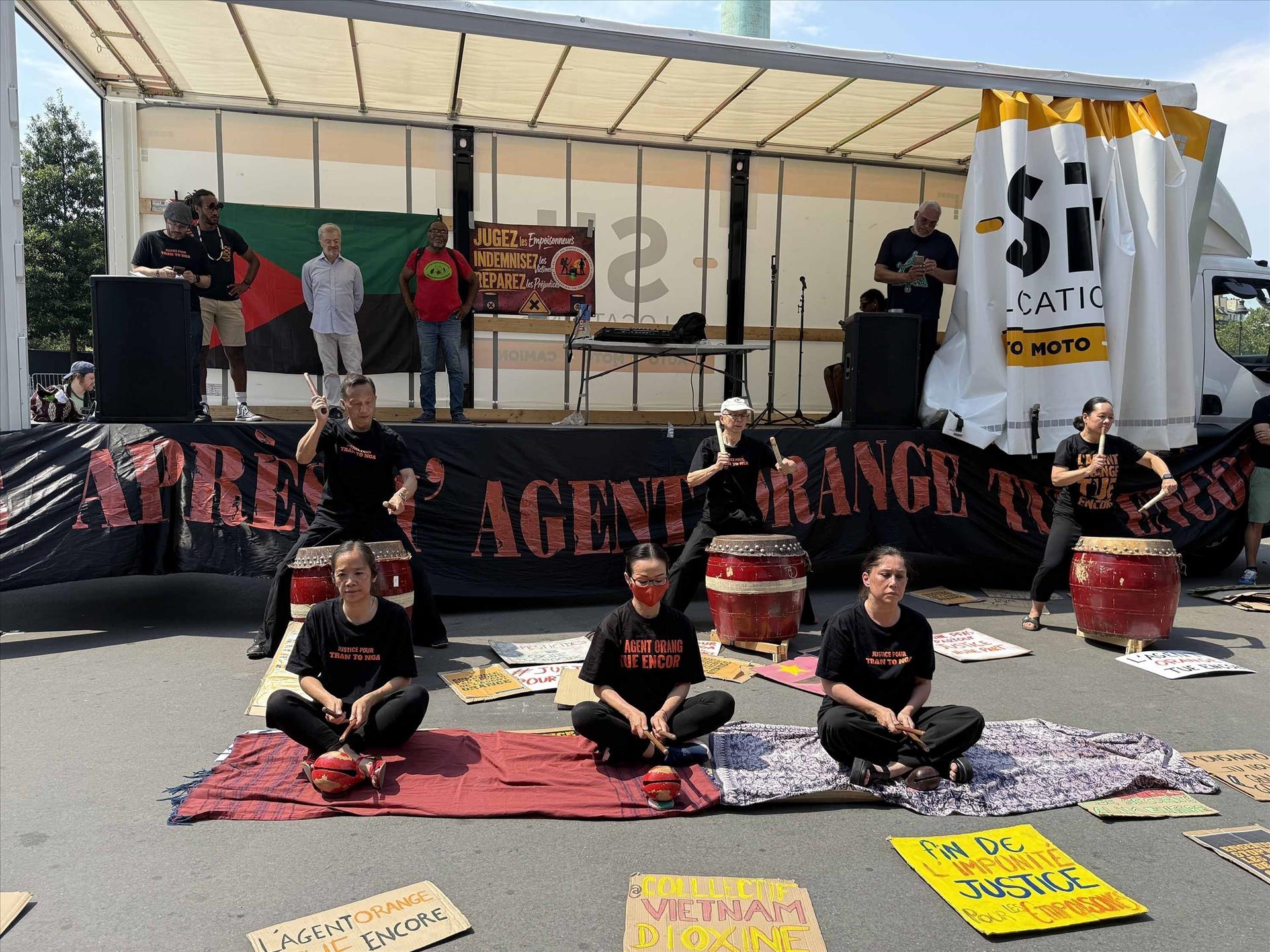 À Paris, un rassemblement réclame justice pour les victimes de lagent orange et du chlordécone
