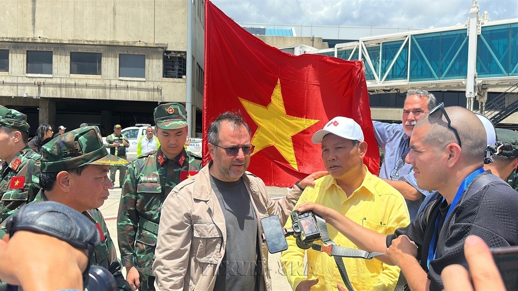 Venezuelas Acting President thanks Vietnam for 124-strong quake rescue team