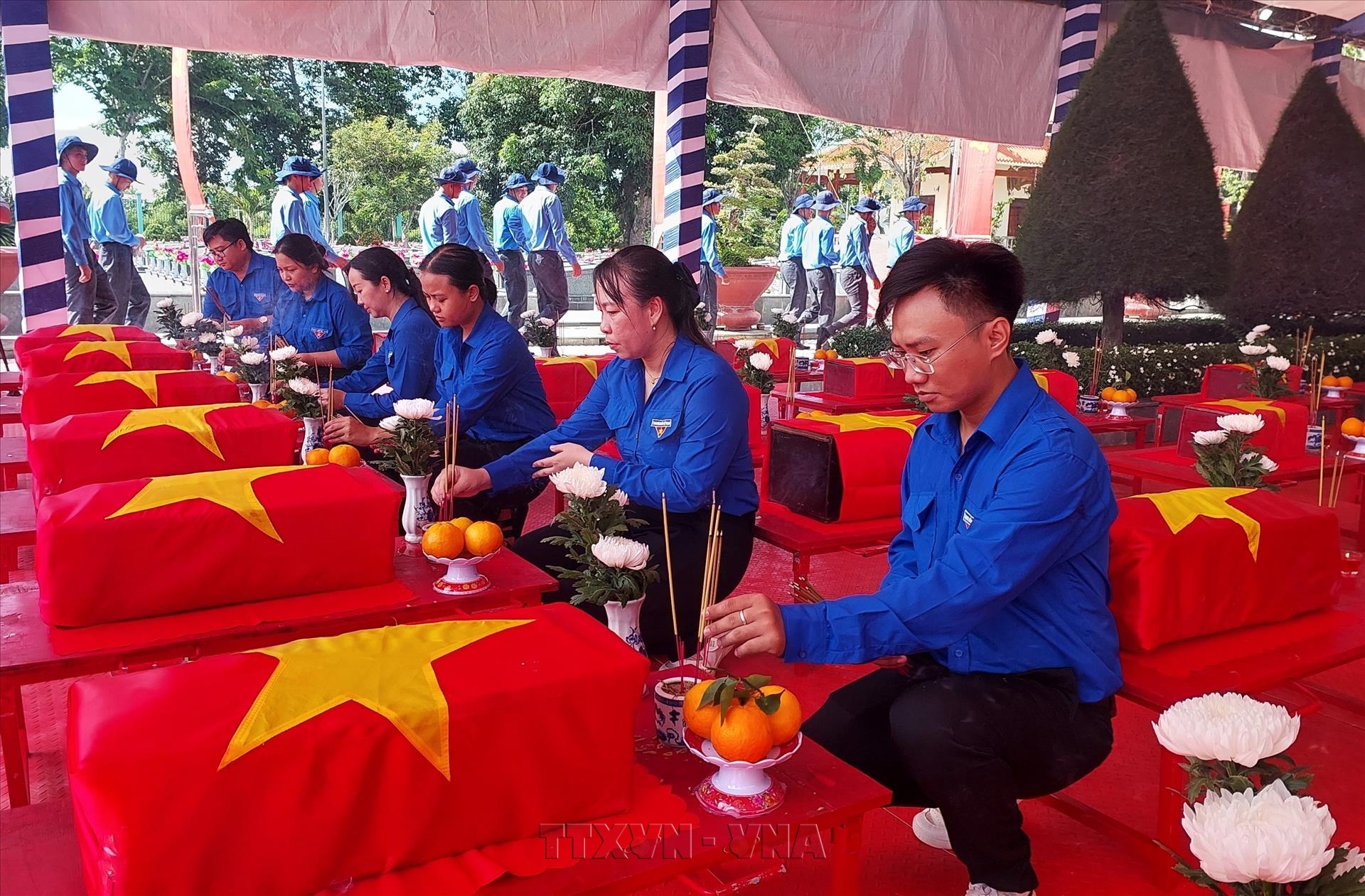 Đón 173 hài cốt liệt sĩ quân tình nguyện Việt Nam hy sinh tại Campuchia trở về với đất mẹ