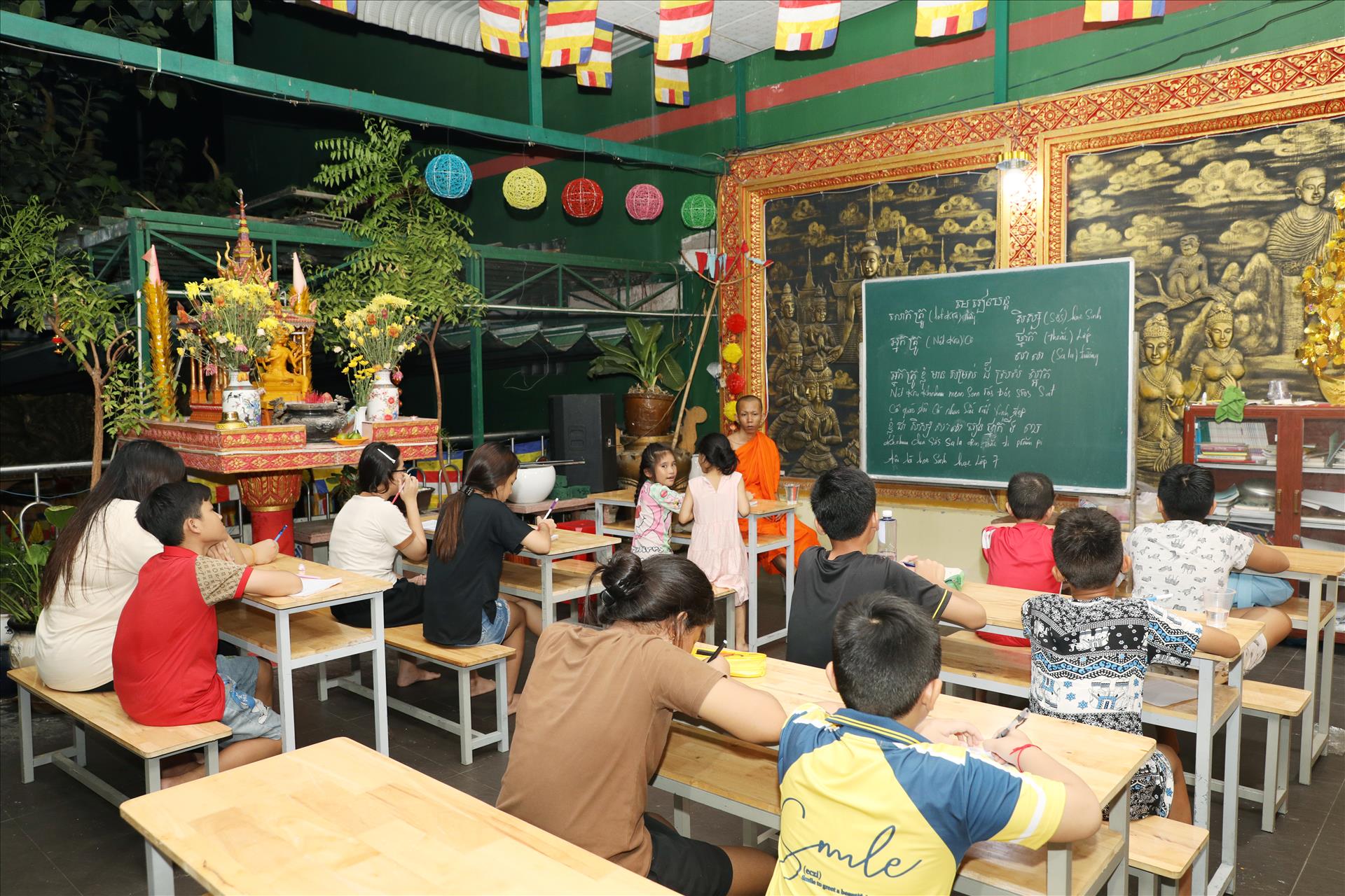 Lớp học dưới mái chùa Pothiwong