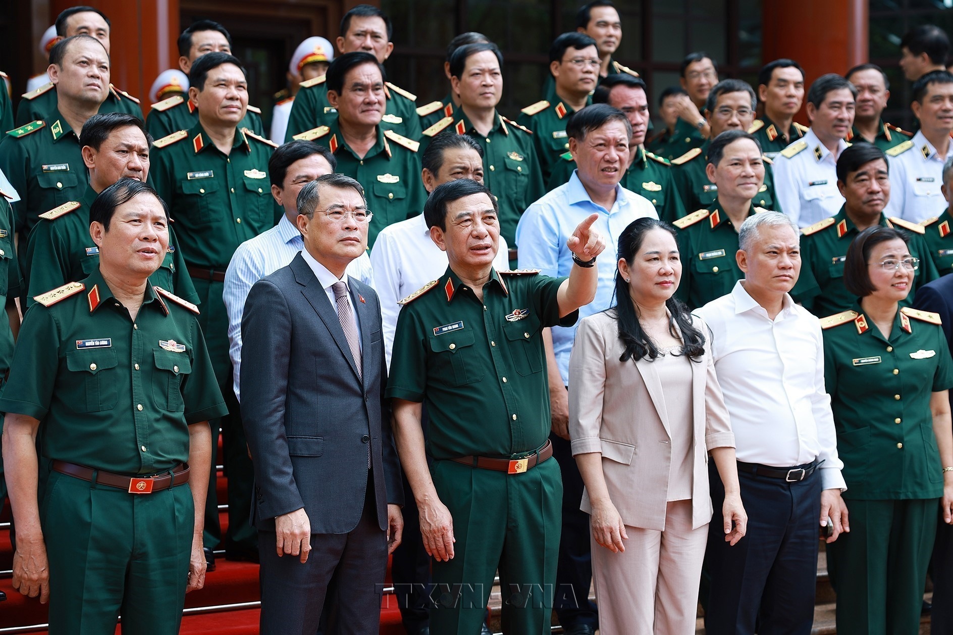 Thủ tướng Lê Minh Hưng: Quân đội phải nhìn xa hơn, tham mưu chiến lược sâu hơn