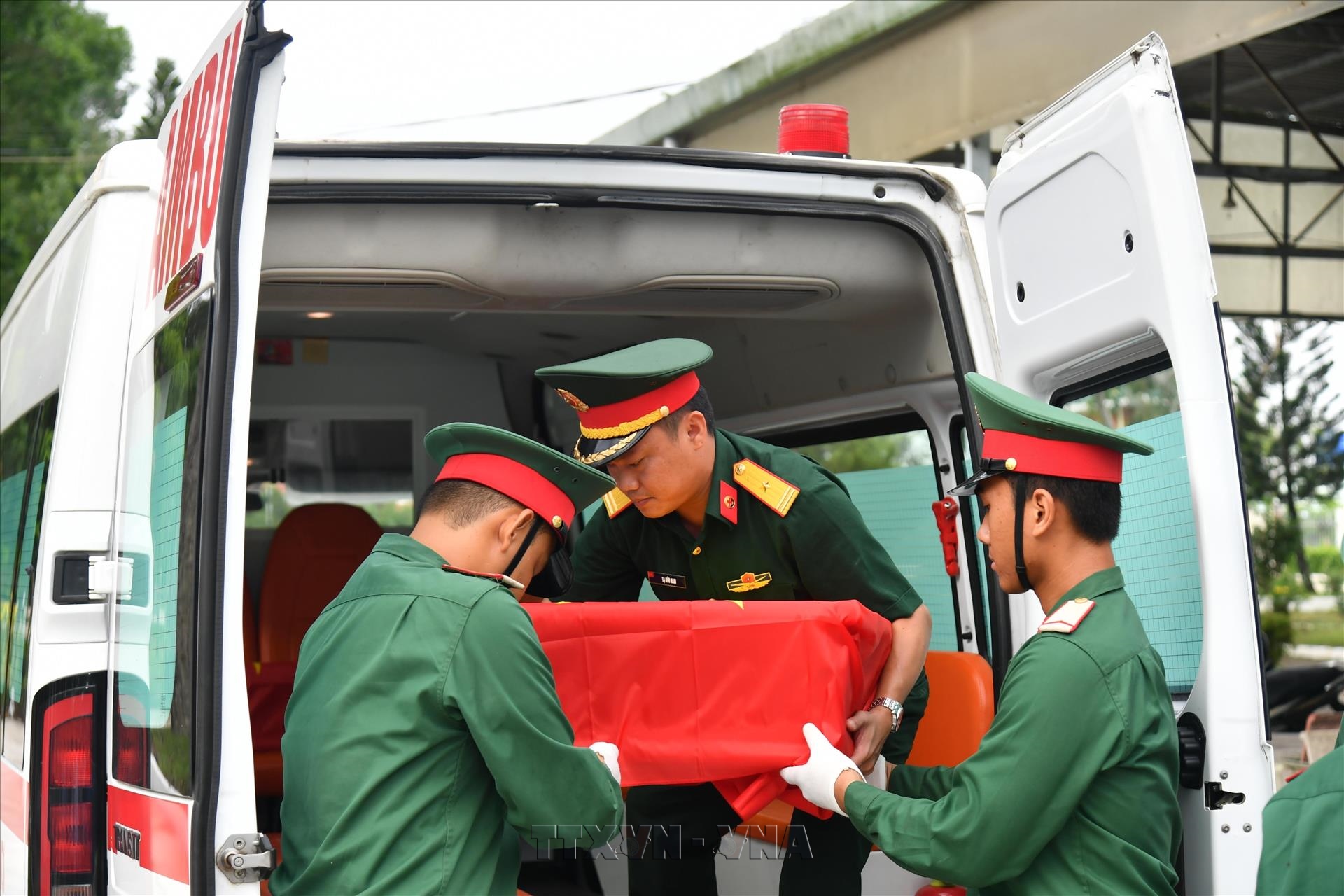 Bàn giao 670 mẫu sinh phẩm hài cốt liệt sĩ đi giám định ADN