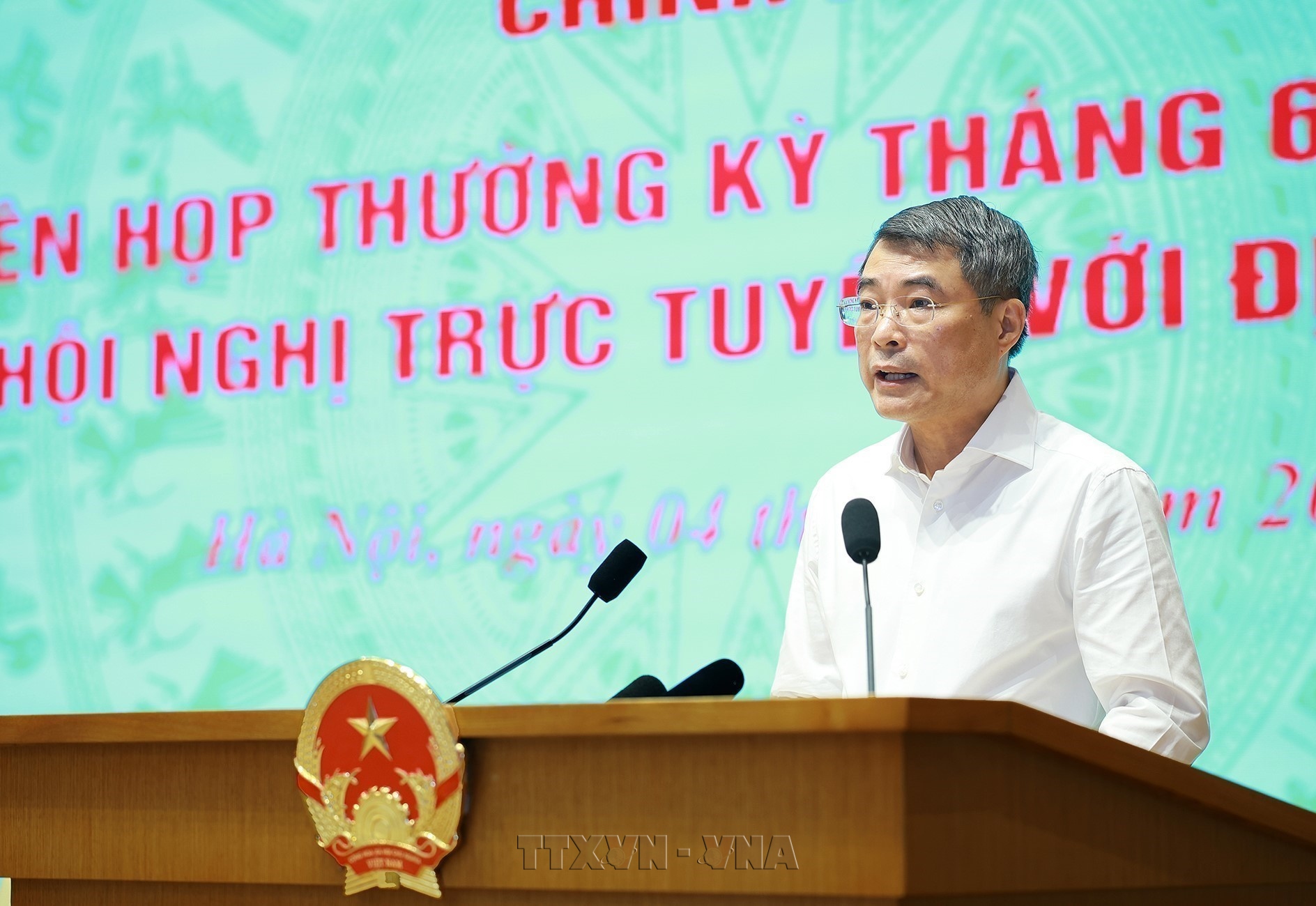 Government meeting reviews six-month performance, outlines tasks for second half