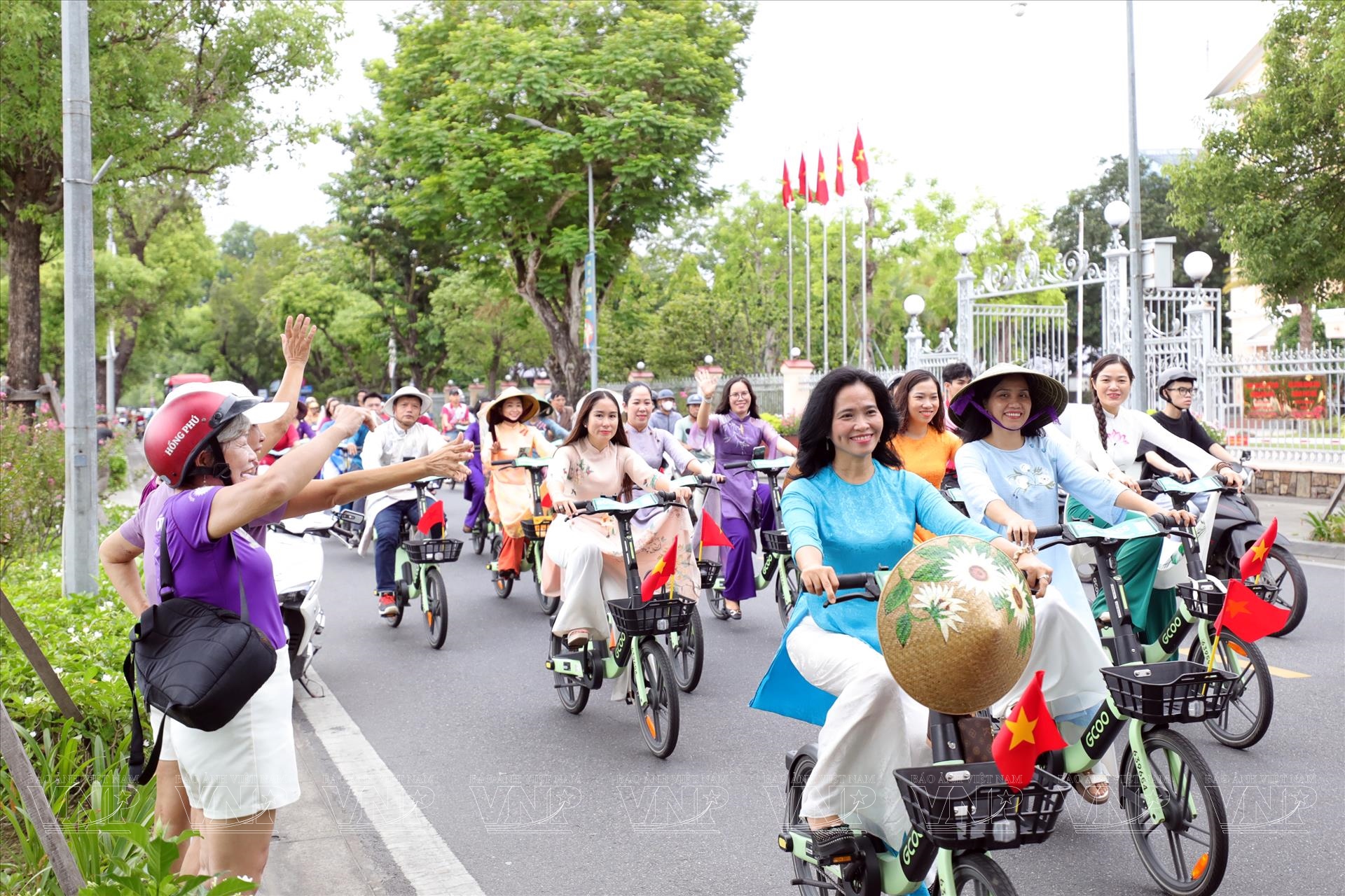Huế rực rỡ trong ngày hội Áo dài qua phố