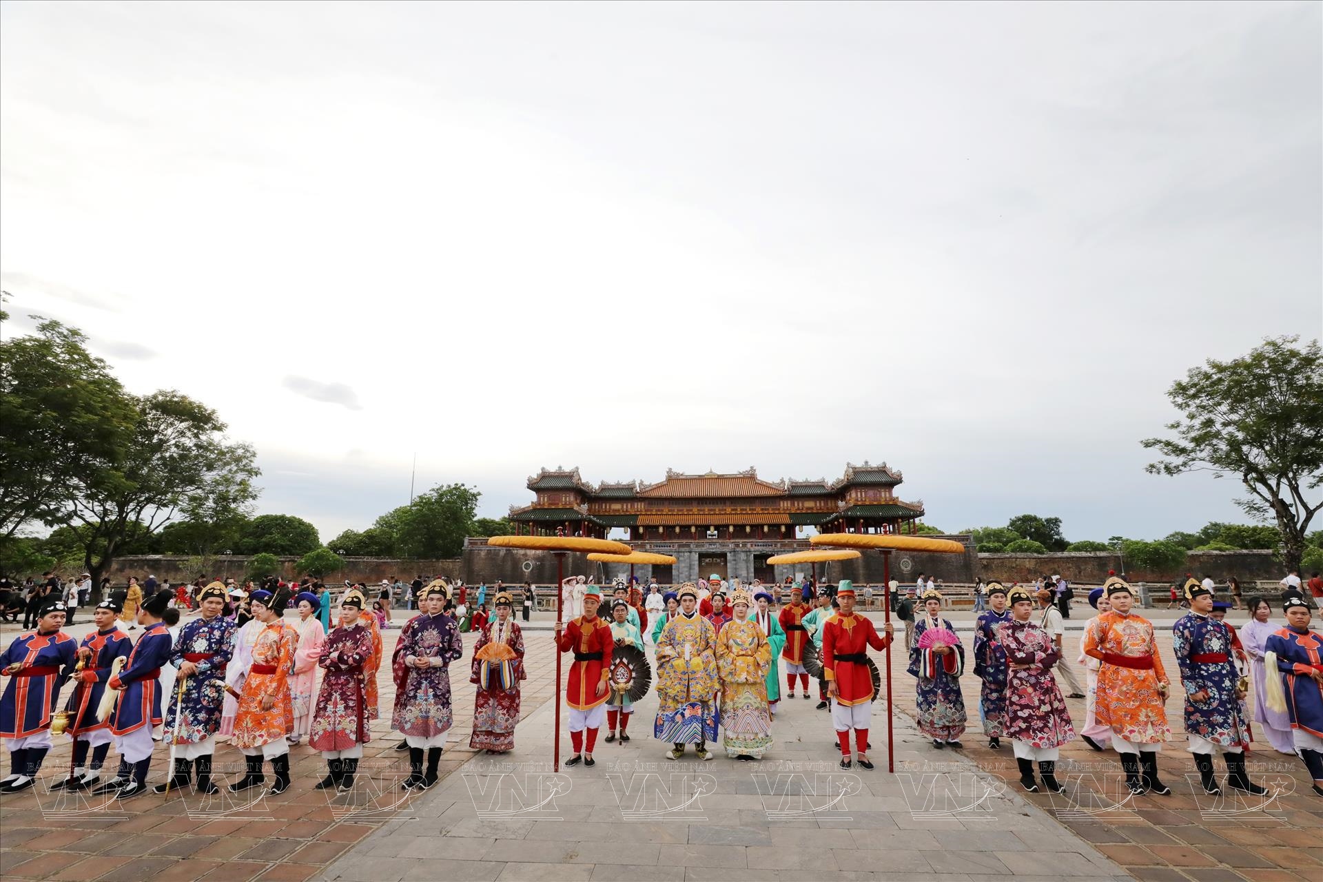Hoàng cung Huế lộng lẫy với màn quảng diễn Việt Phong hội tụ - Bách hoa bộ hành