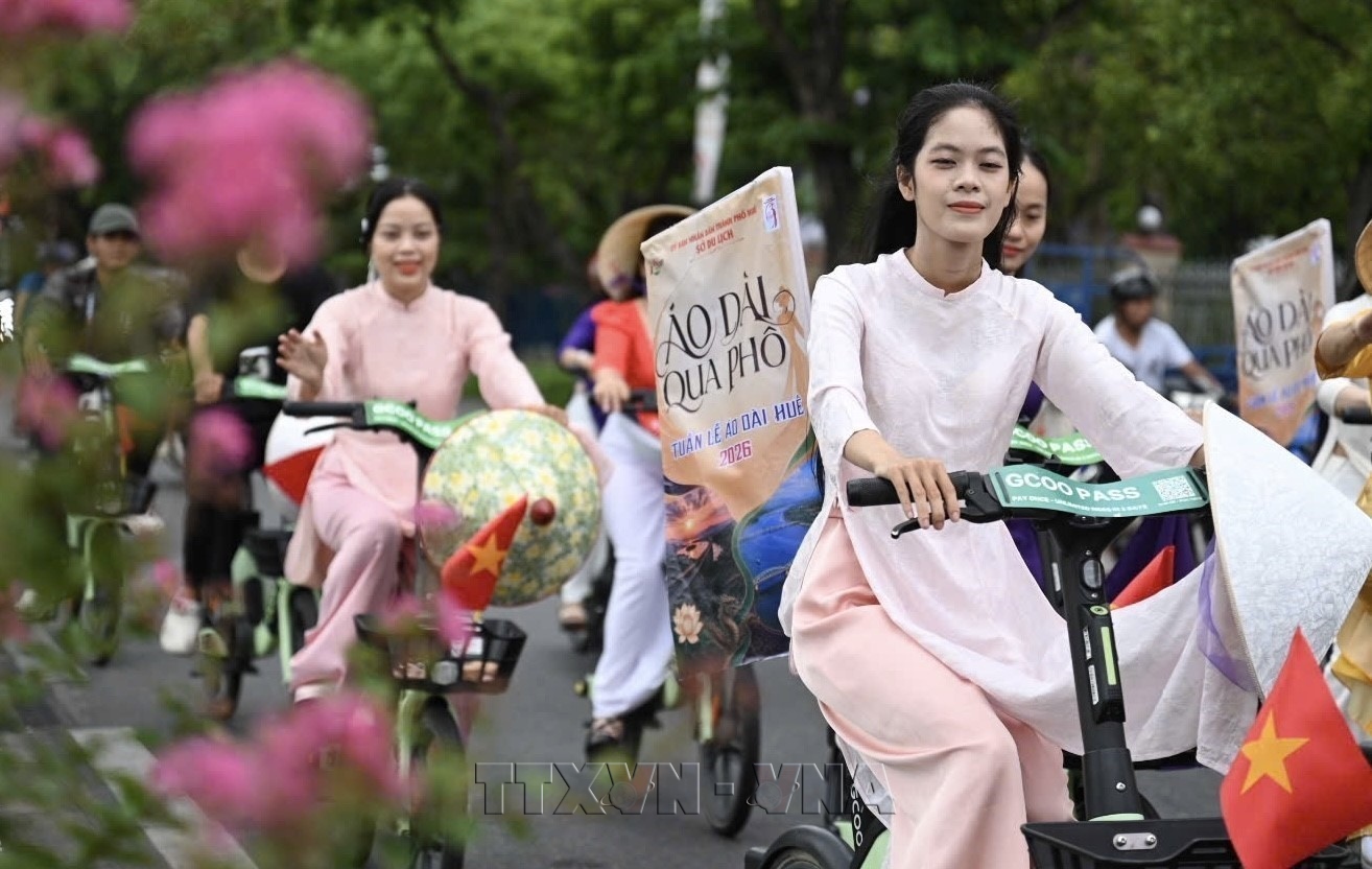 Áo dài tỏa sáng trên đường phố lan tỏa thông điệp bảo vệ môi trường