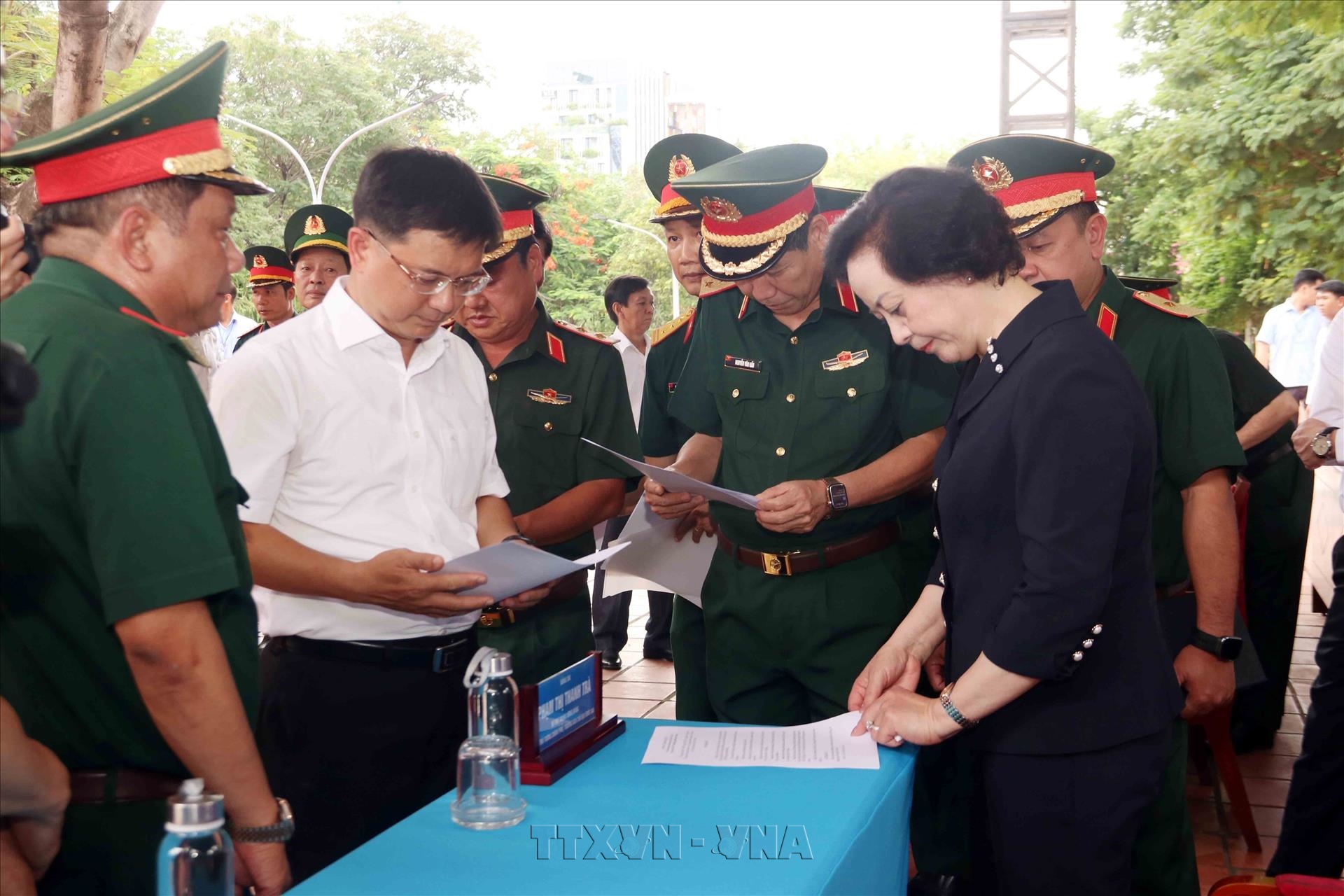 Phó Thủ tướng Phạm Thị Thanh Trà kiểm tra công tác chuẩn bị lễ triển khai tìm kiếm, quy tập hài cốt liệt sĩ