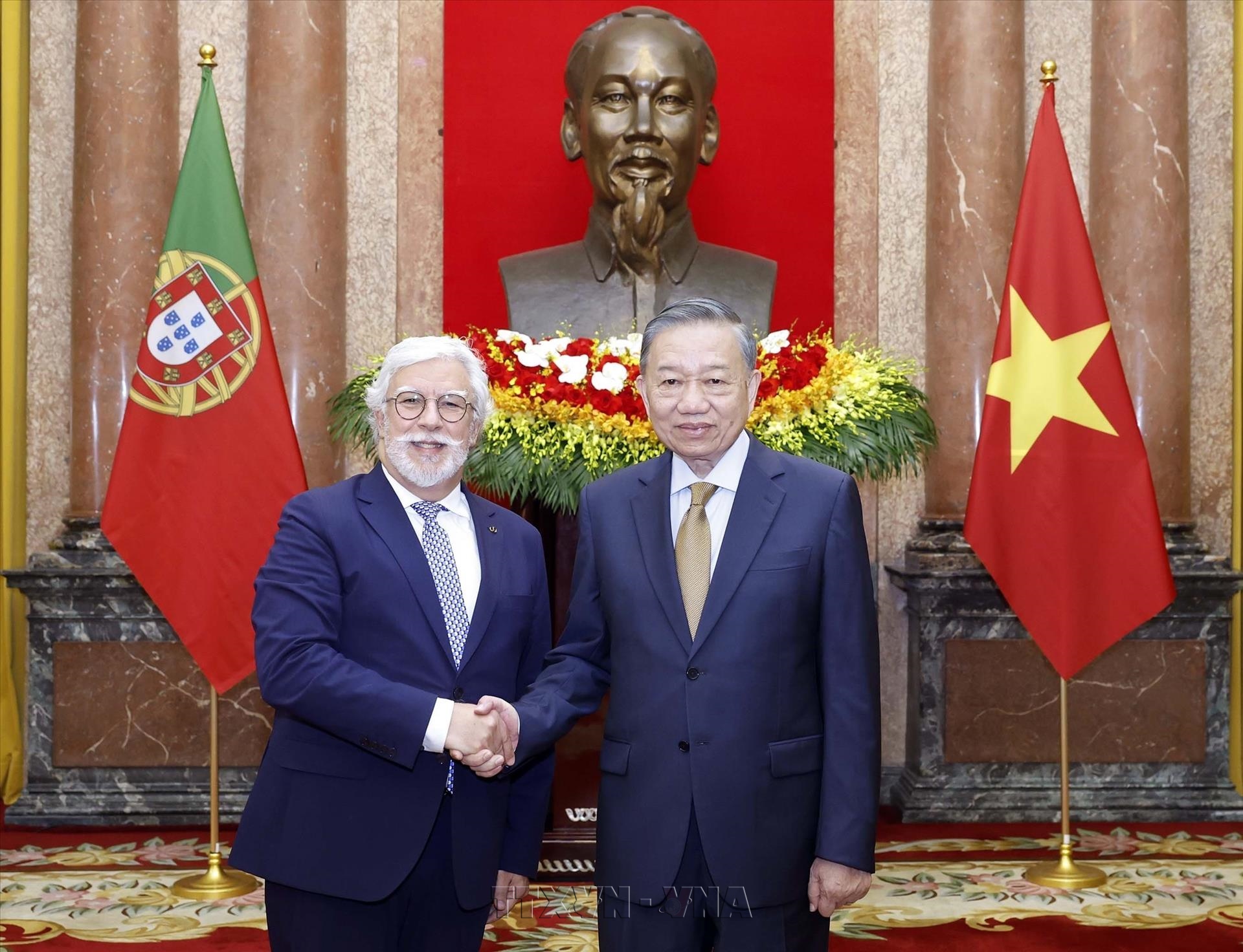 Le dirigeant To Lam reçoit les ambassadeurs de cinq pays