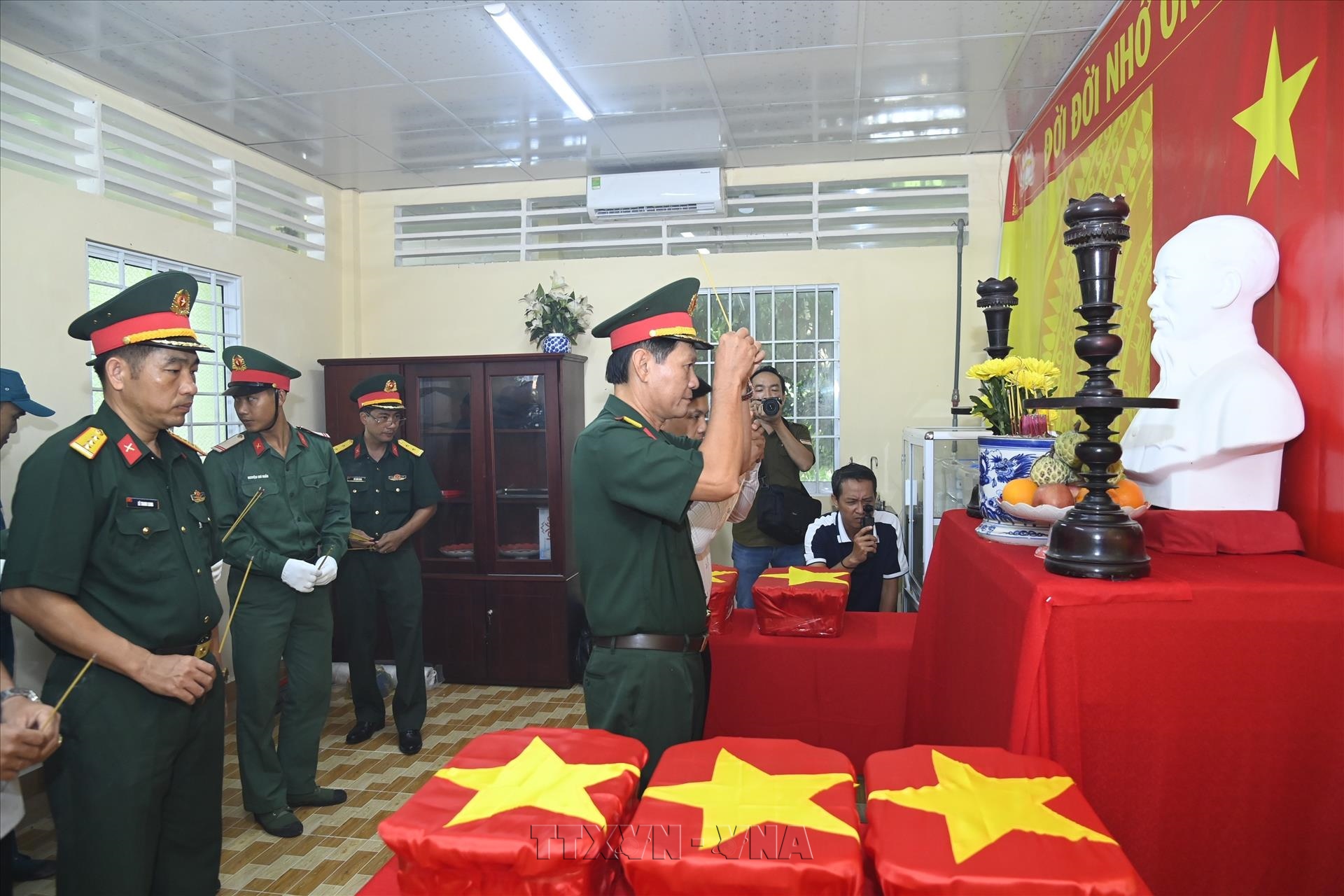 Chiến dịch 500 ngày đêm: Chuyển giao các mẫu đầu tiên phục vụ giám định ADN